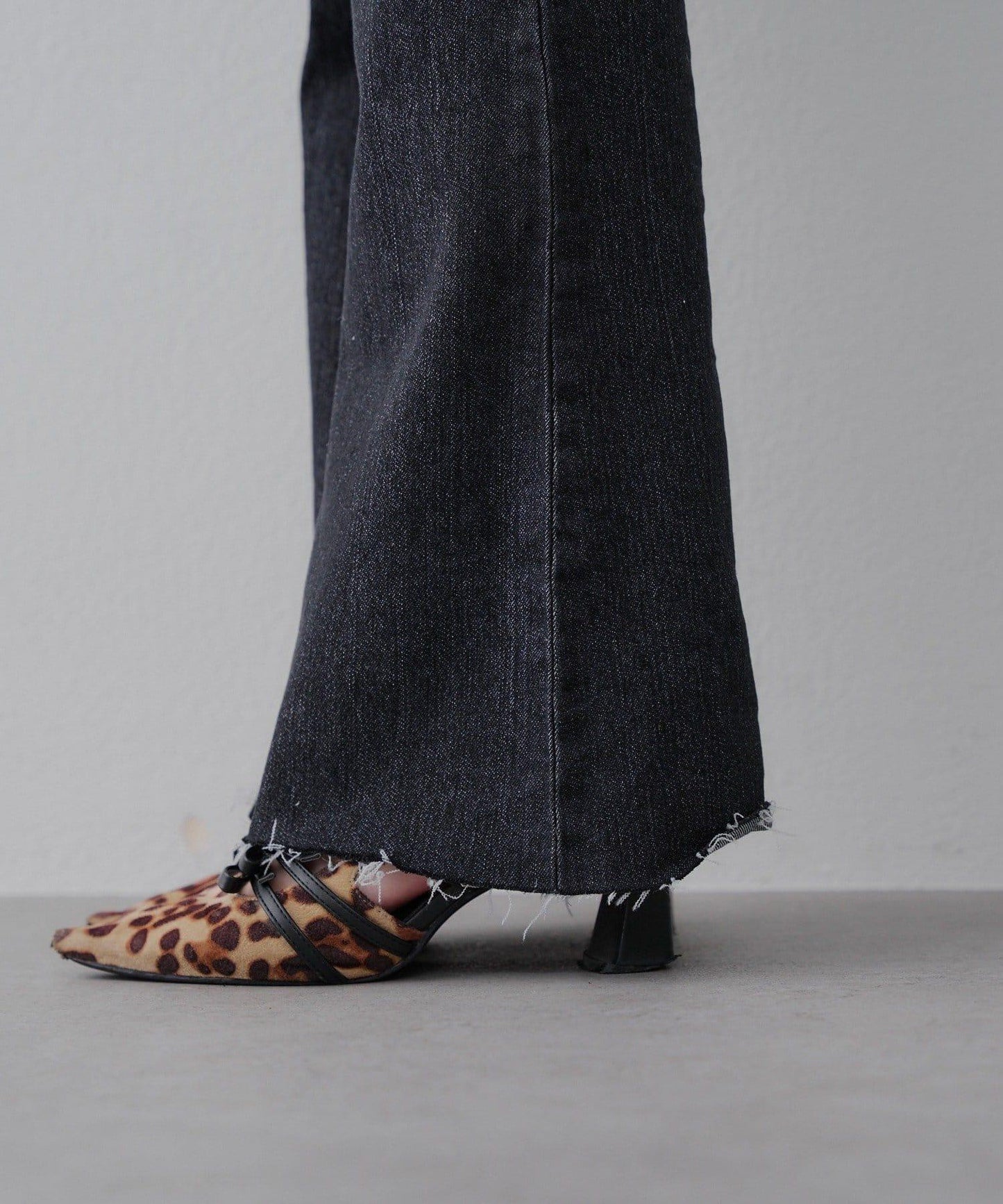 【可甜美穿搭的牛仔褲！】側邊繫帶喇叭褲