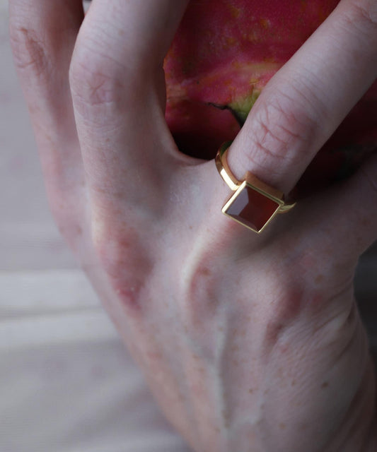 so’方形紅玉髓戒指