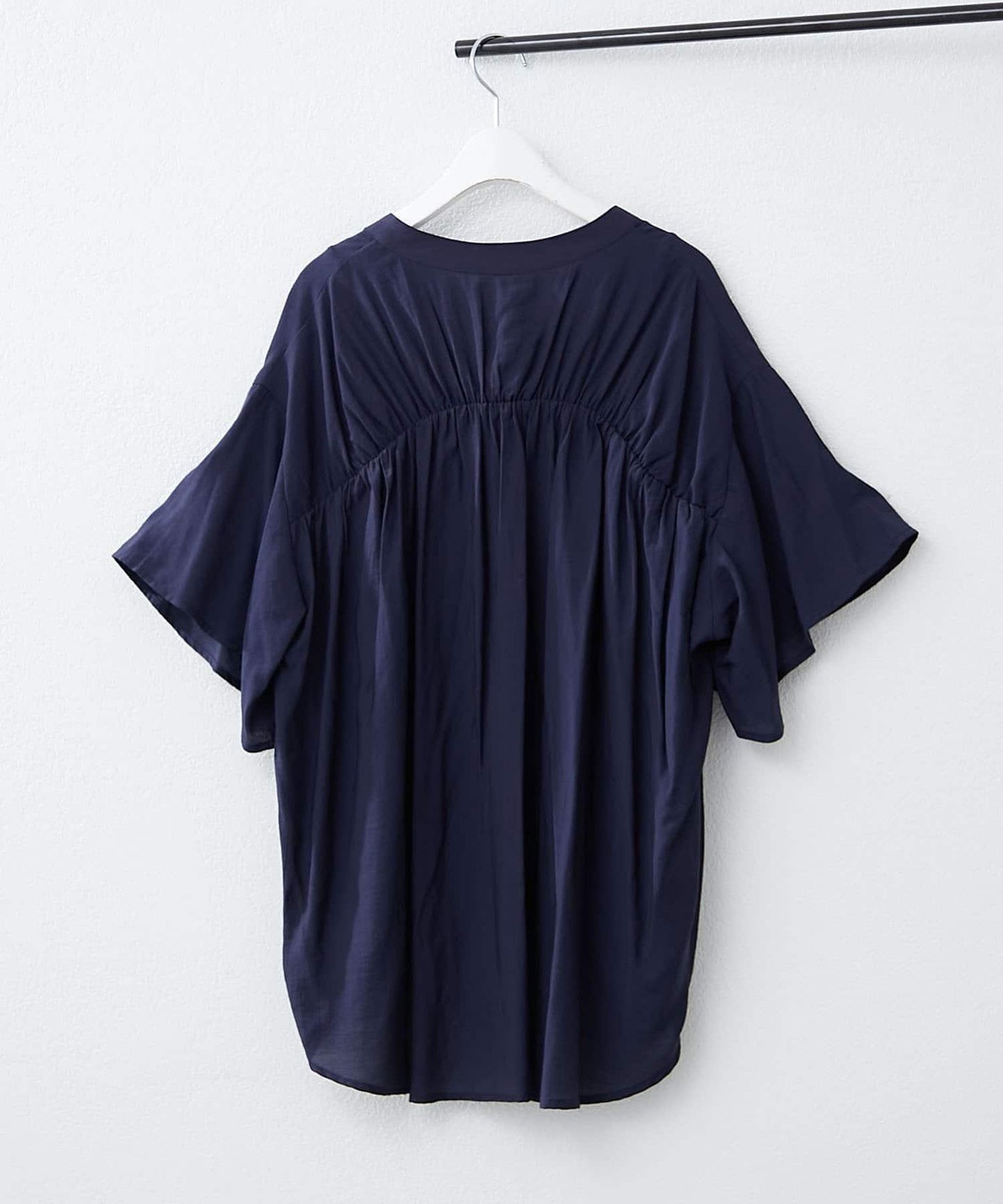 通勤穿搭首選！後背褶皺竹筍褶飾襯衫