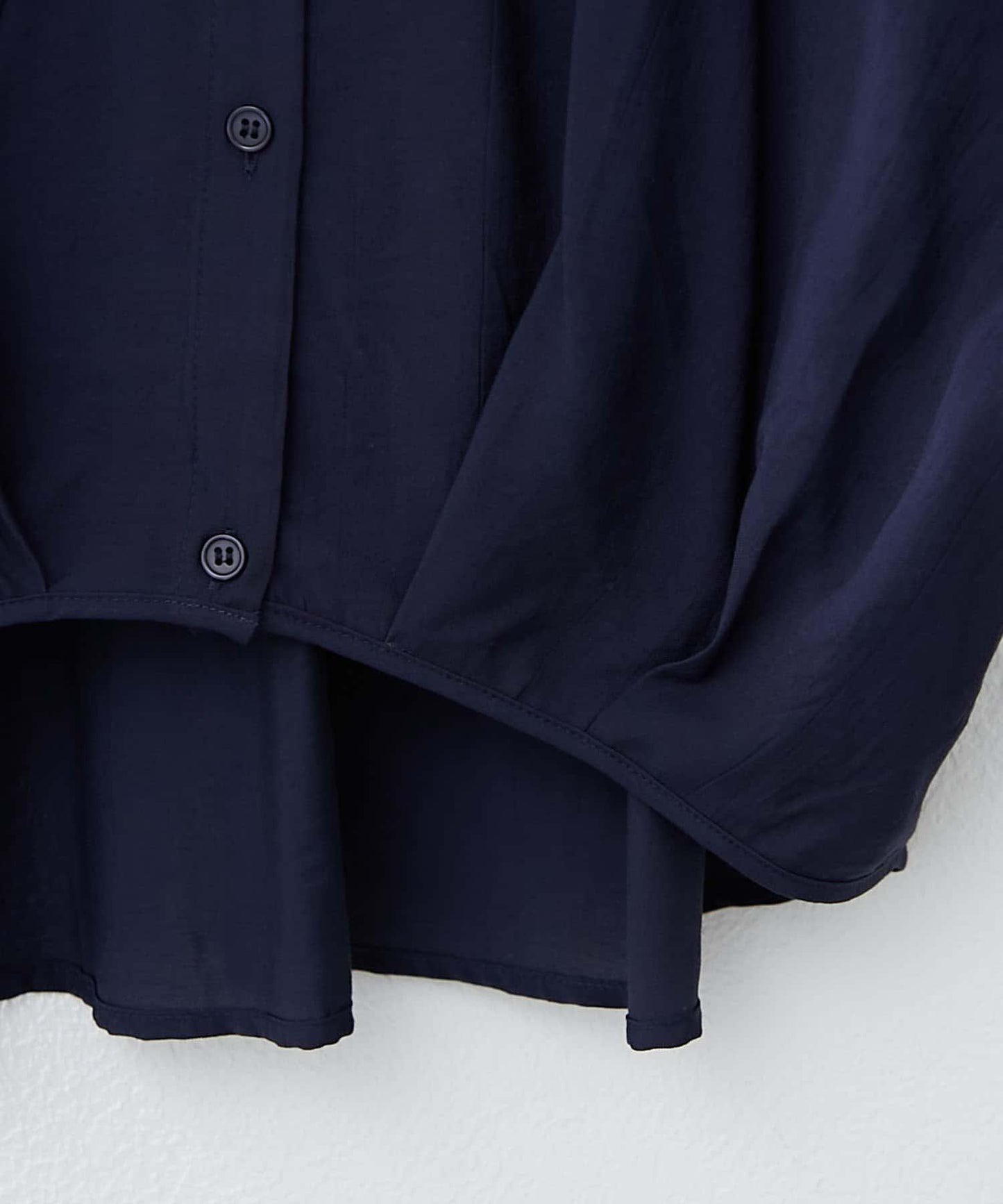 通勤穿搭首選！後背褶皺竹筍褶飾襯衫