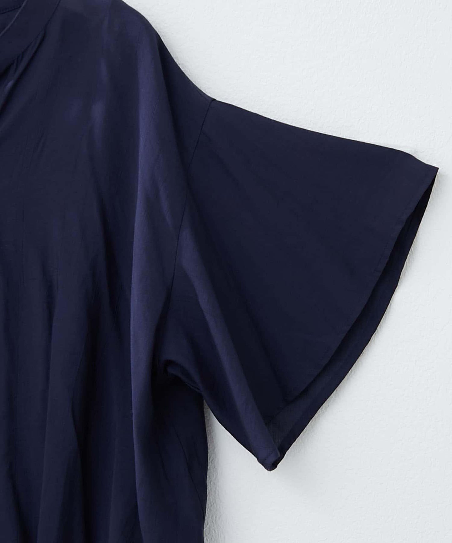 通勤穿搭首選！後背褶皺竹筍褶飾襯衫