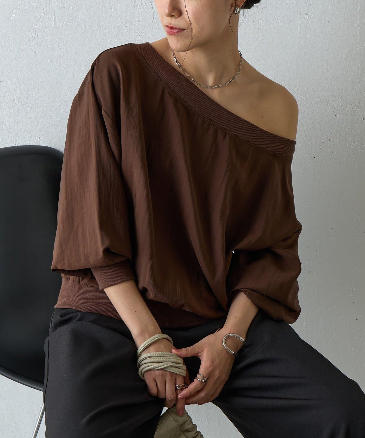 【AW】輕薄透視一字肩套頭衫