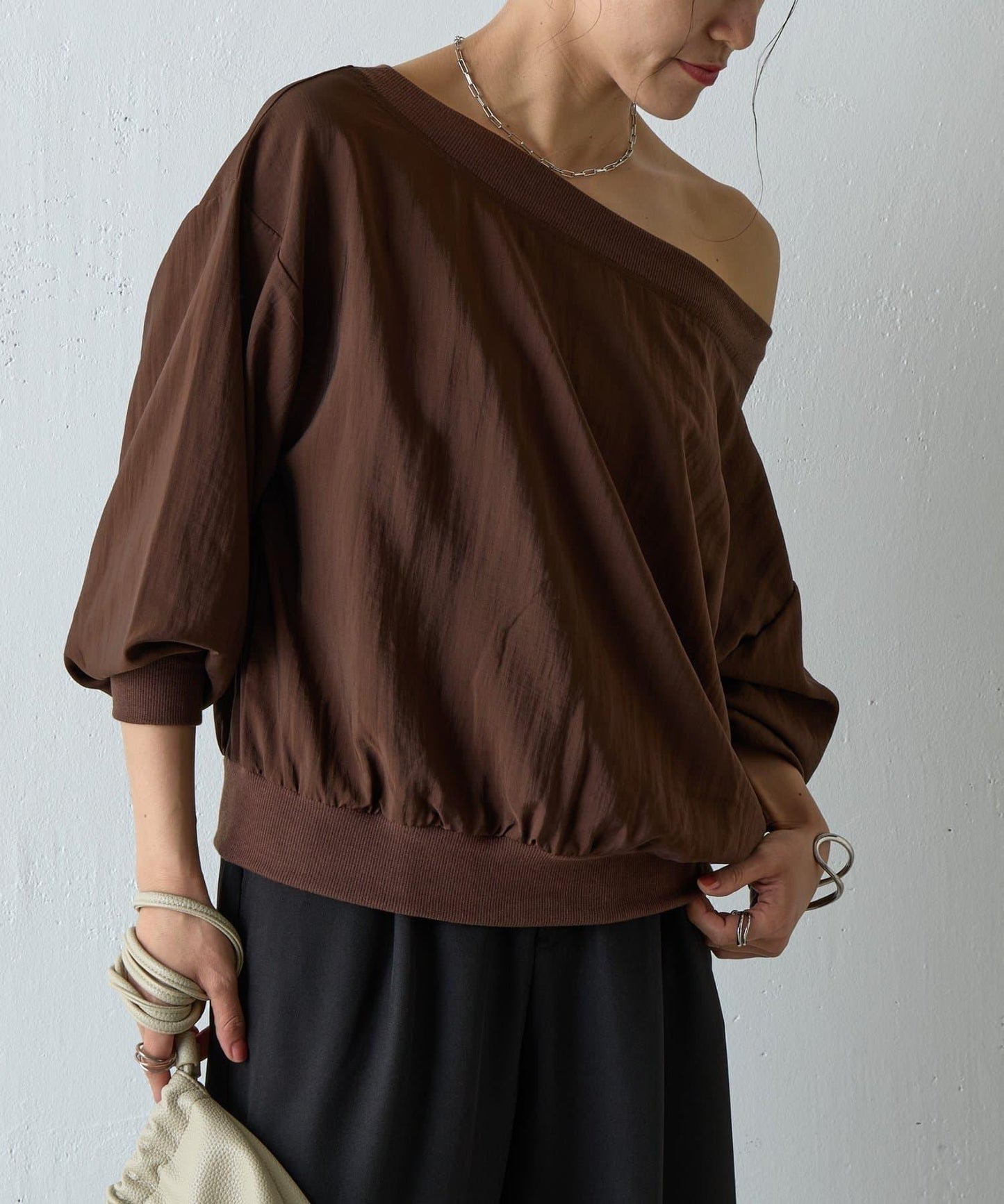 【AW】輕薄透視一字肩套頭衫