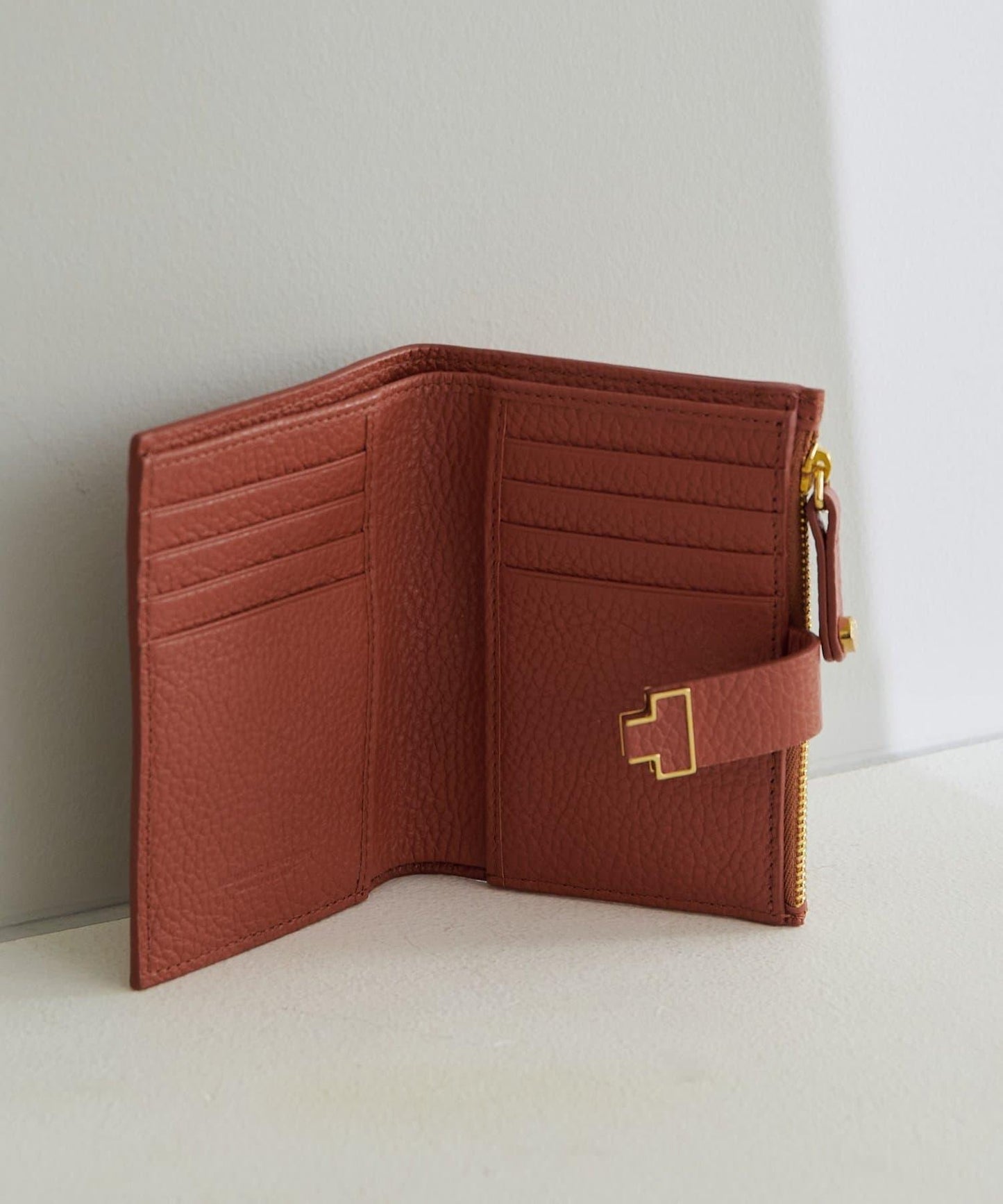 【coming soon】アバ 半折錢包 CERVO