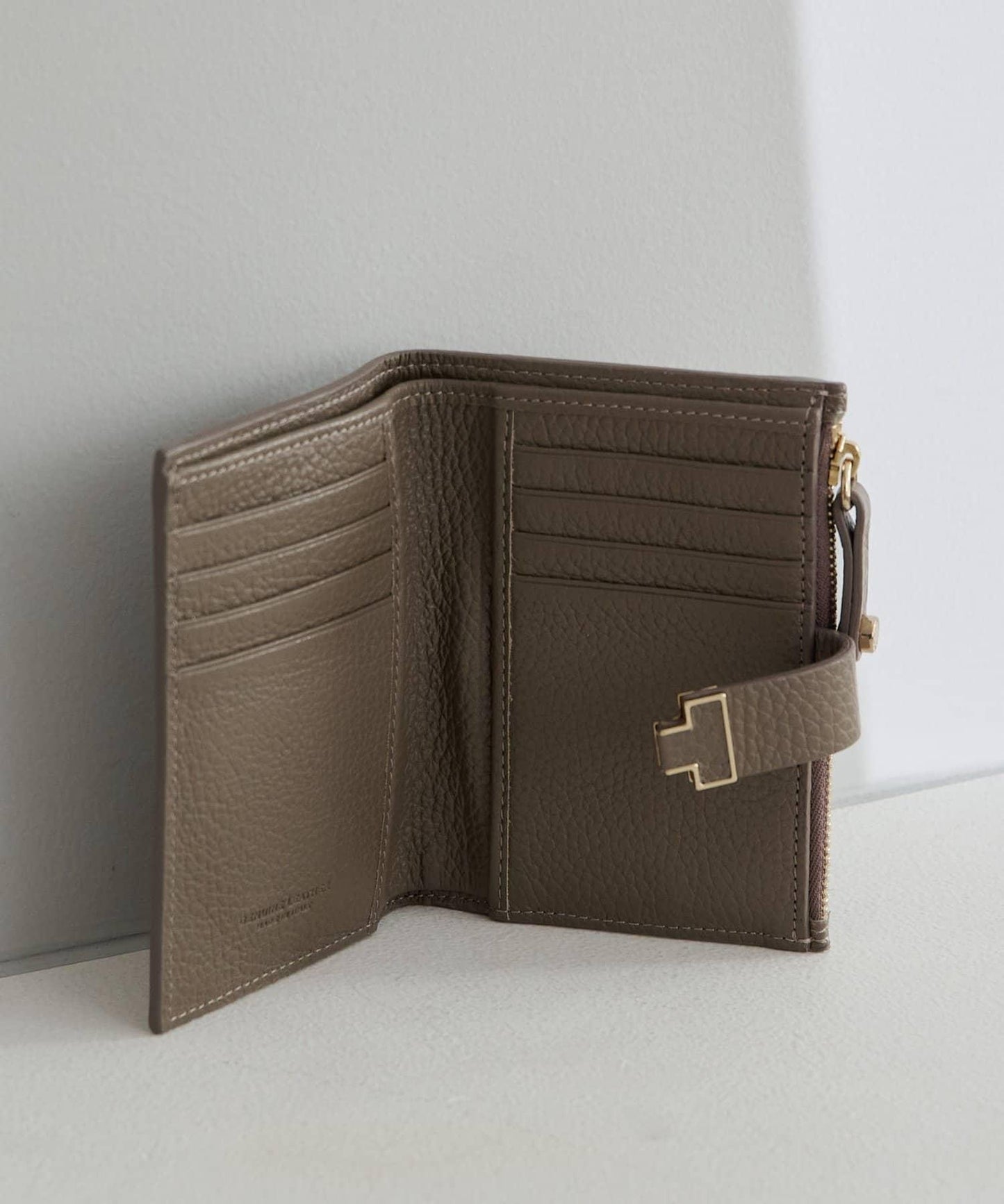 【coming soon】アバ 半折錢包 CERVO