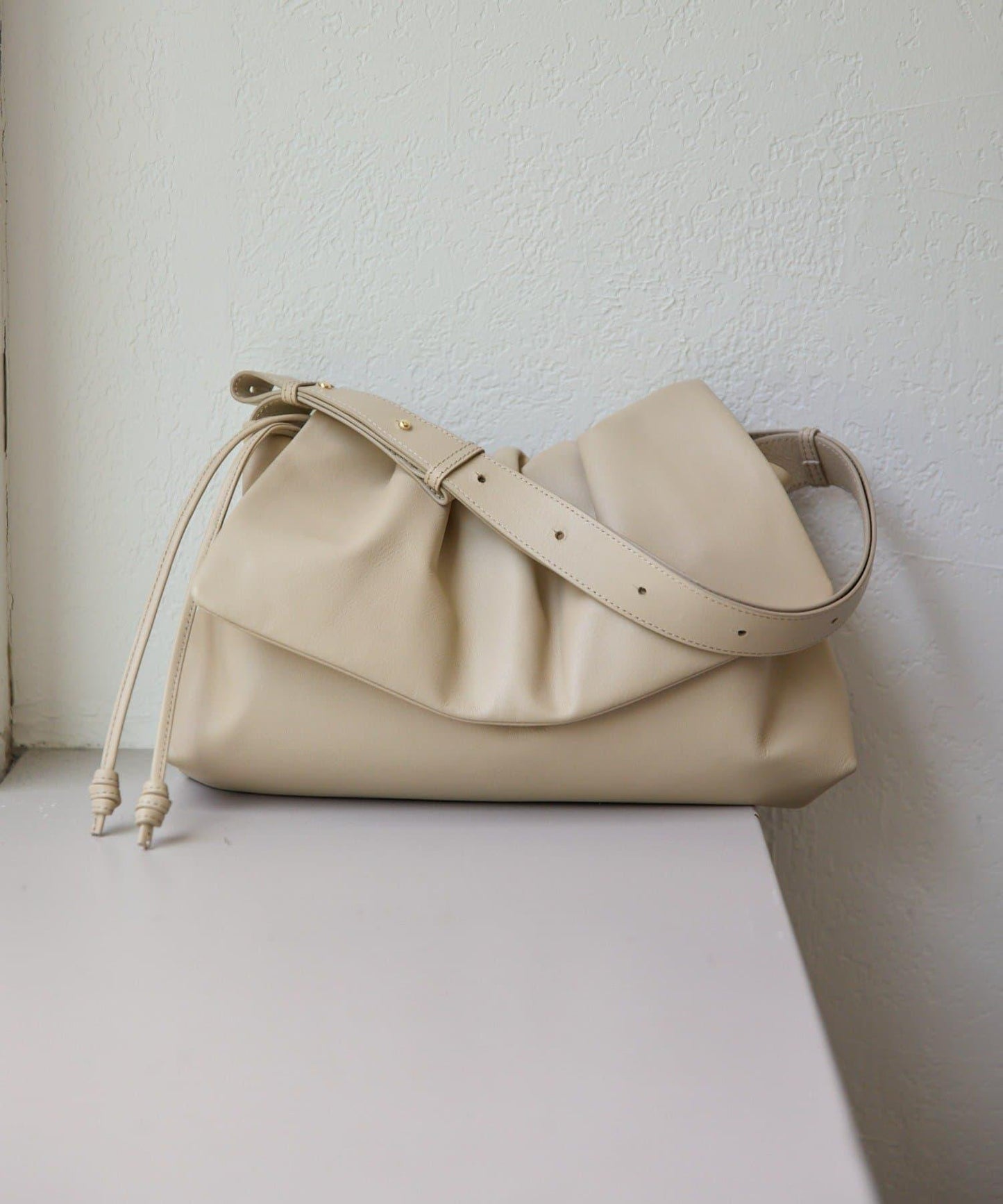 皮革翻蓋單肩包