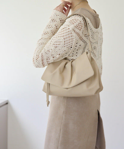 皮革翻蓋單肩包