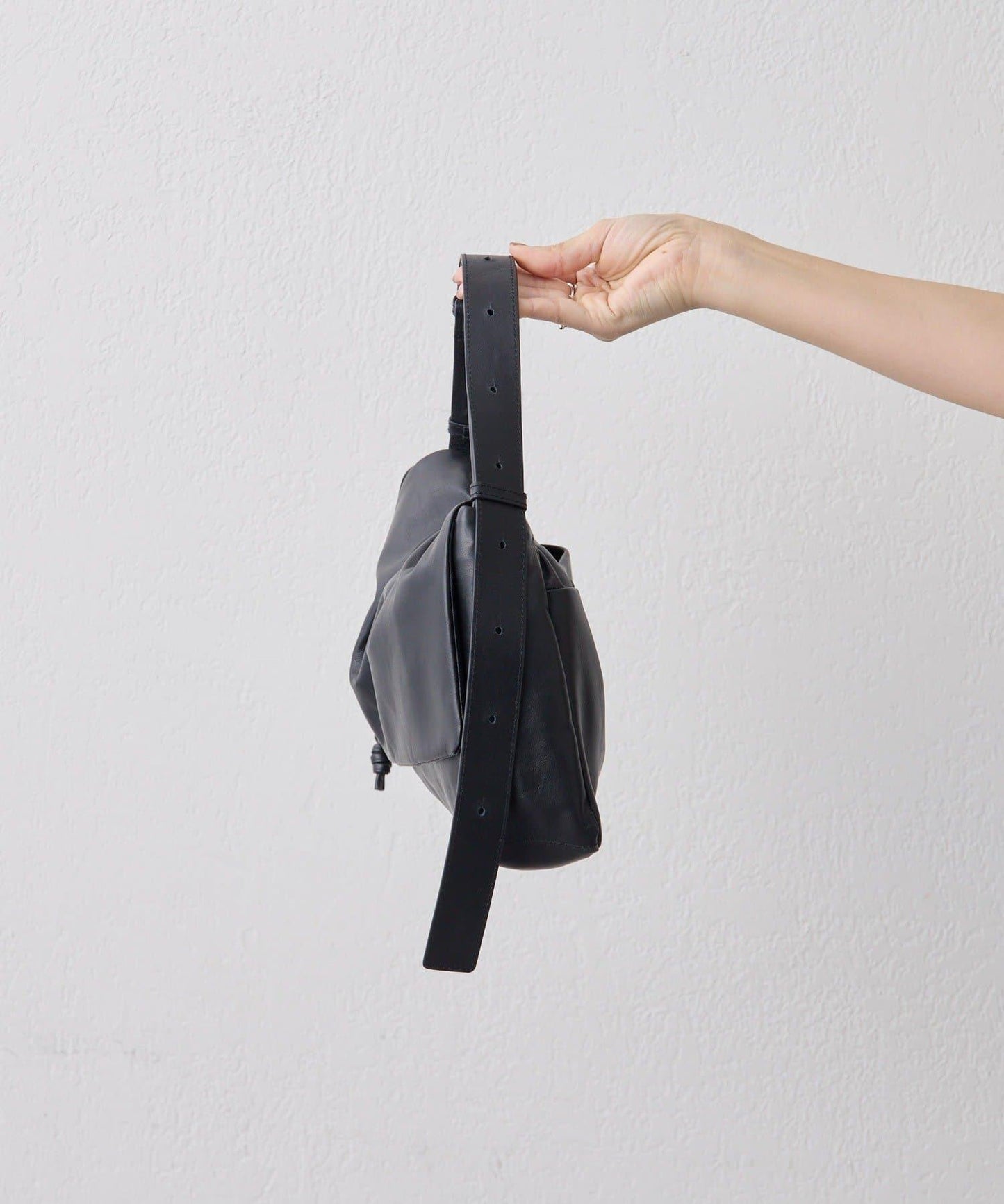 皮革翻蓋單肩包