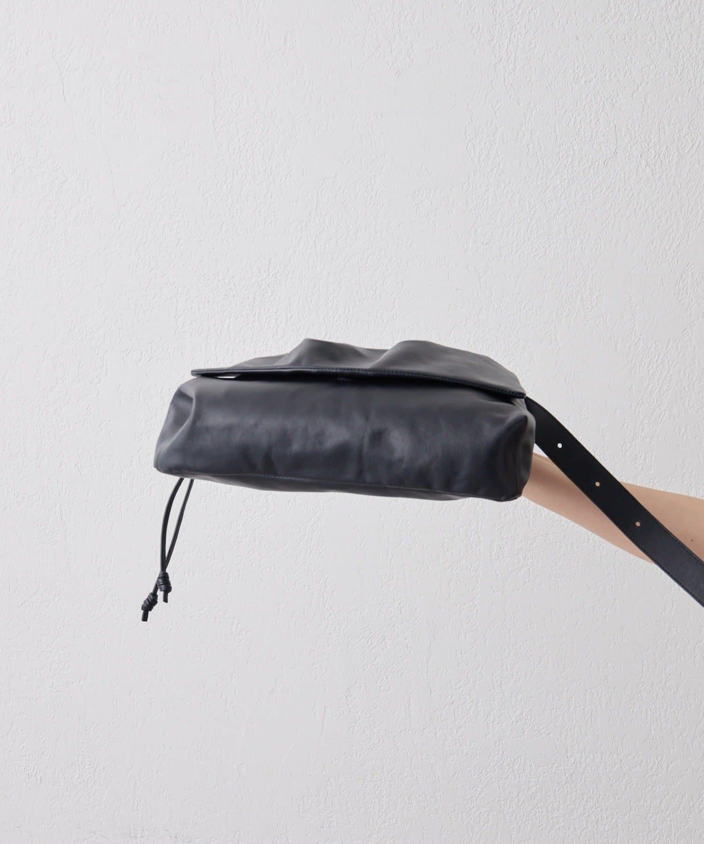 皮革翻蓋單肩包