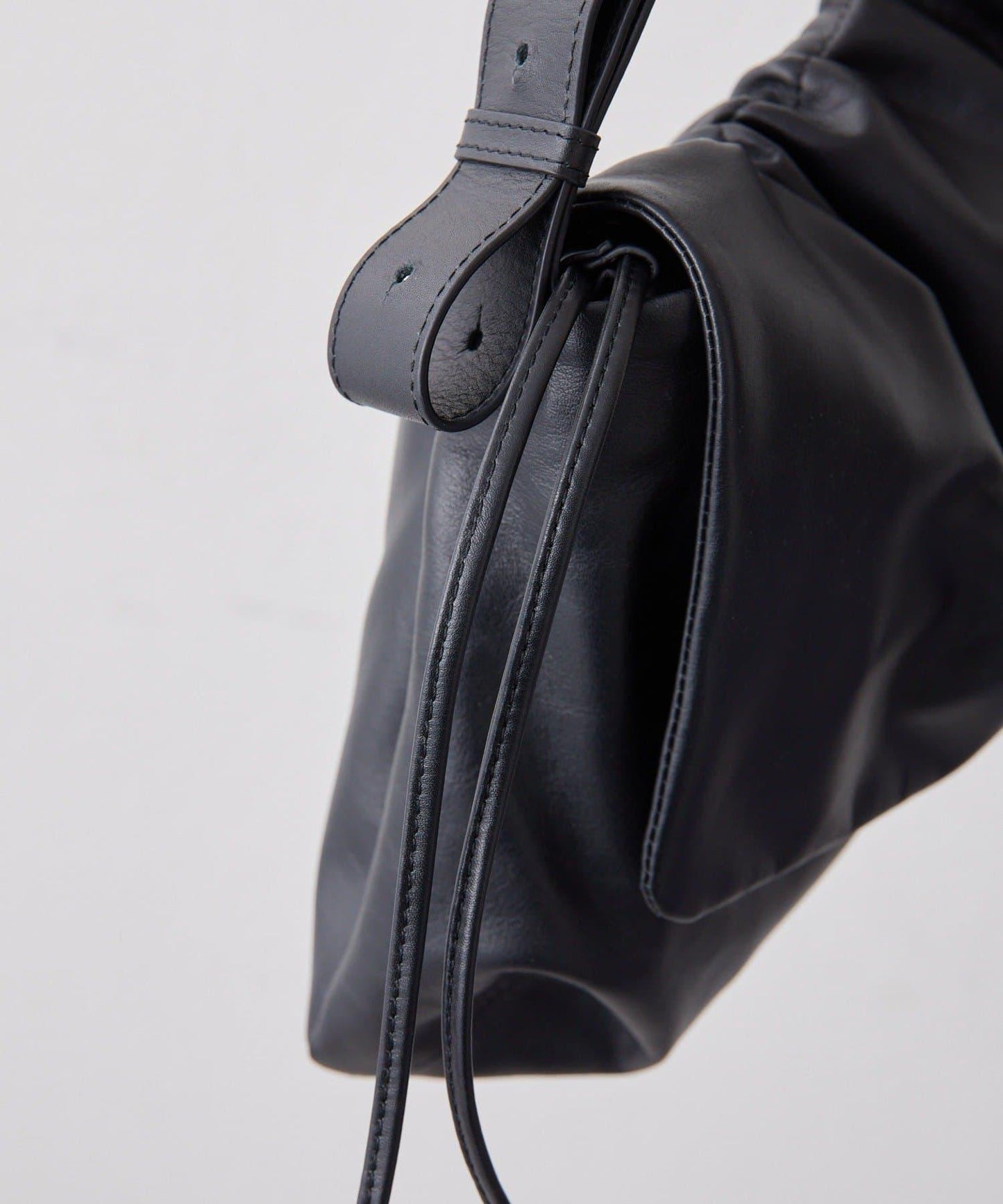 皮革翻蓋單肩包