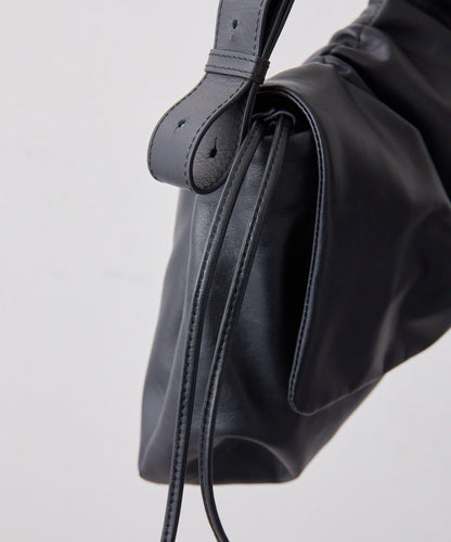 皮革翻蓋單肩包