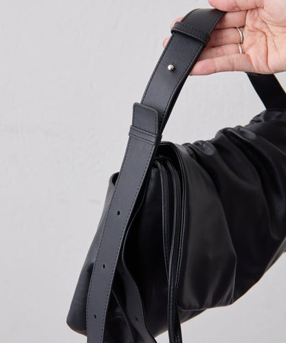 皮革翻蓋單肩包