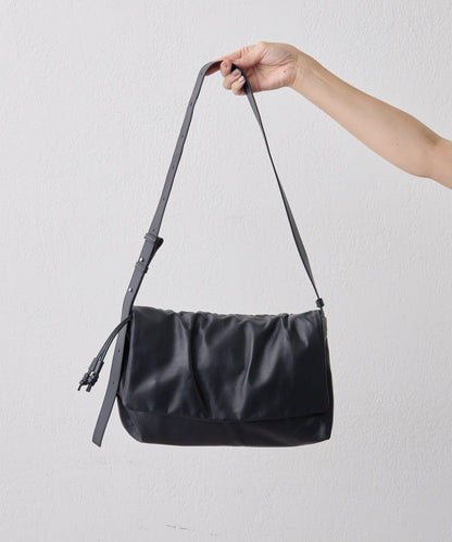 皮革翻蓋單肩包