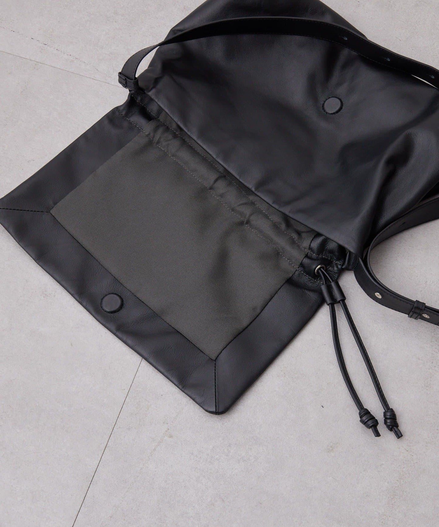 皮革翻蓋單肩包