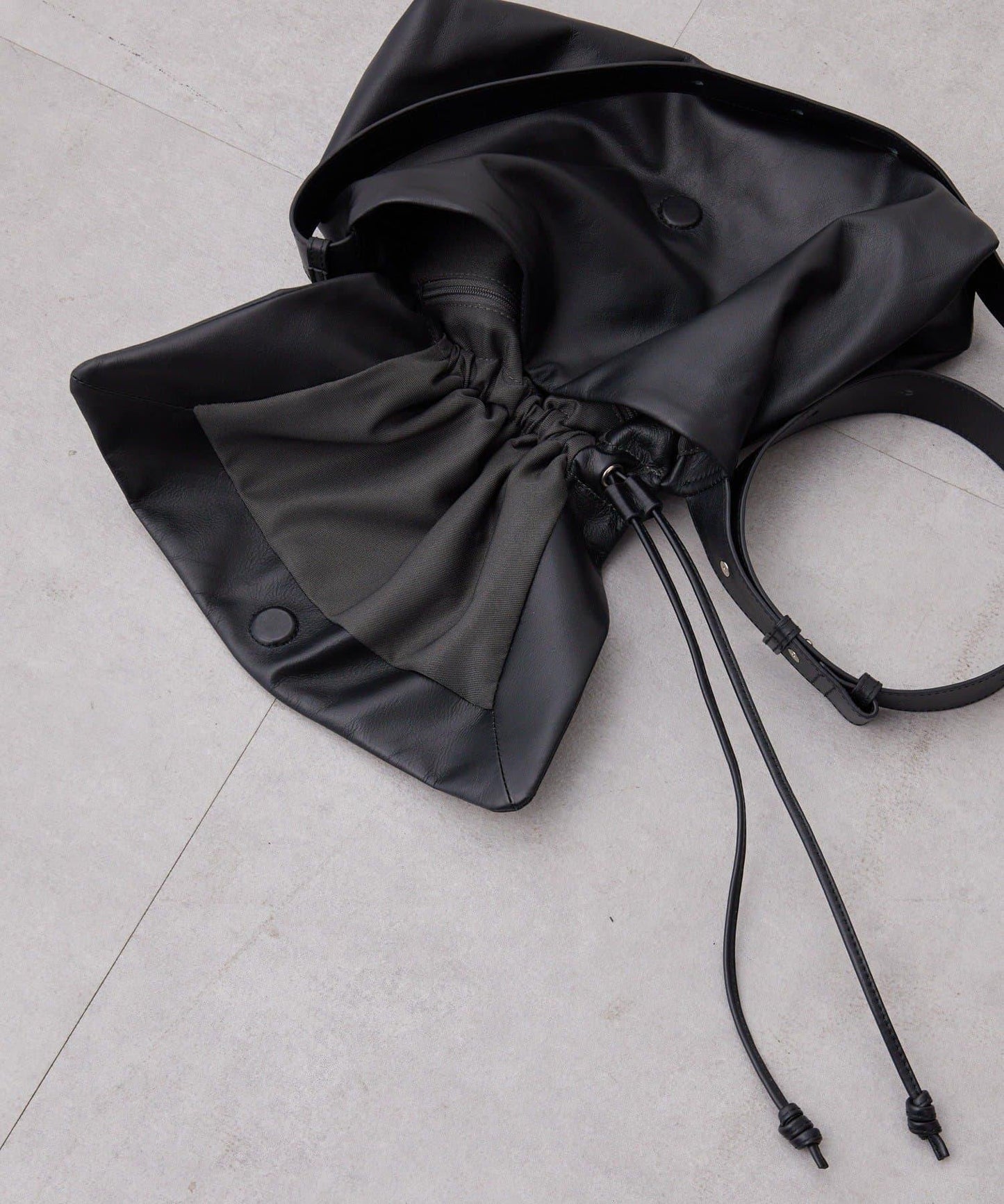 皮革翻蓋單肩包