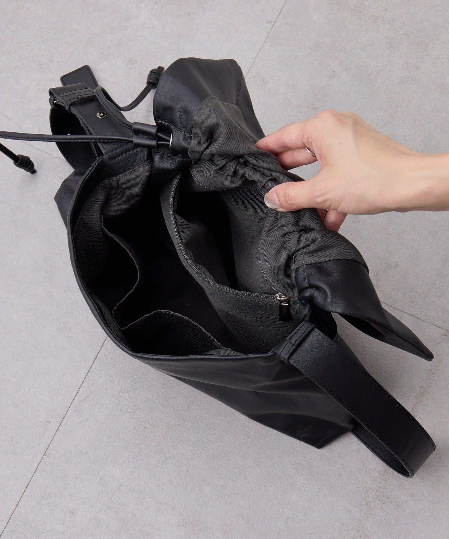 皮革翻蓋單肩包