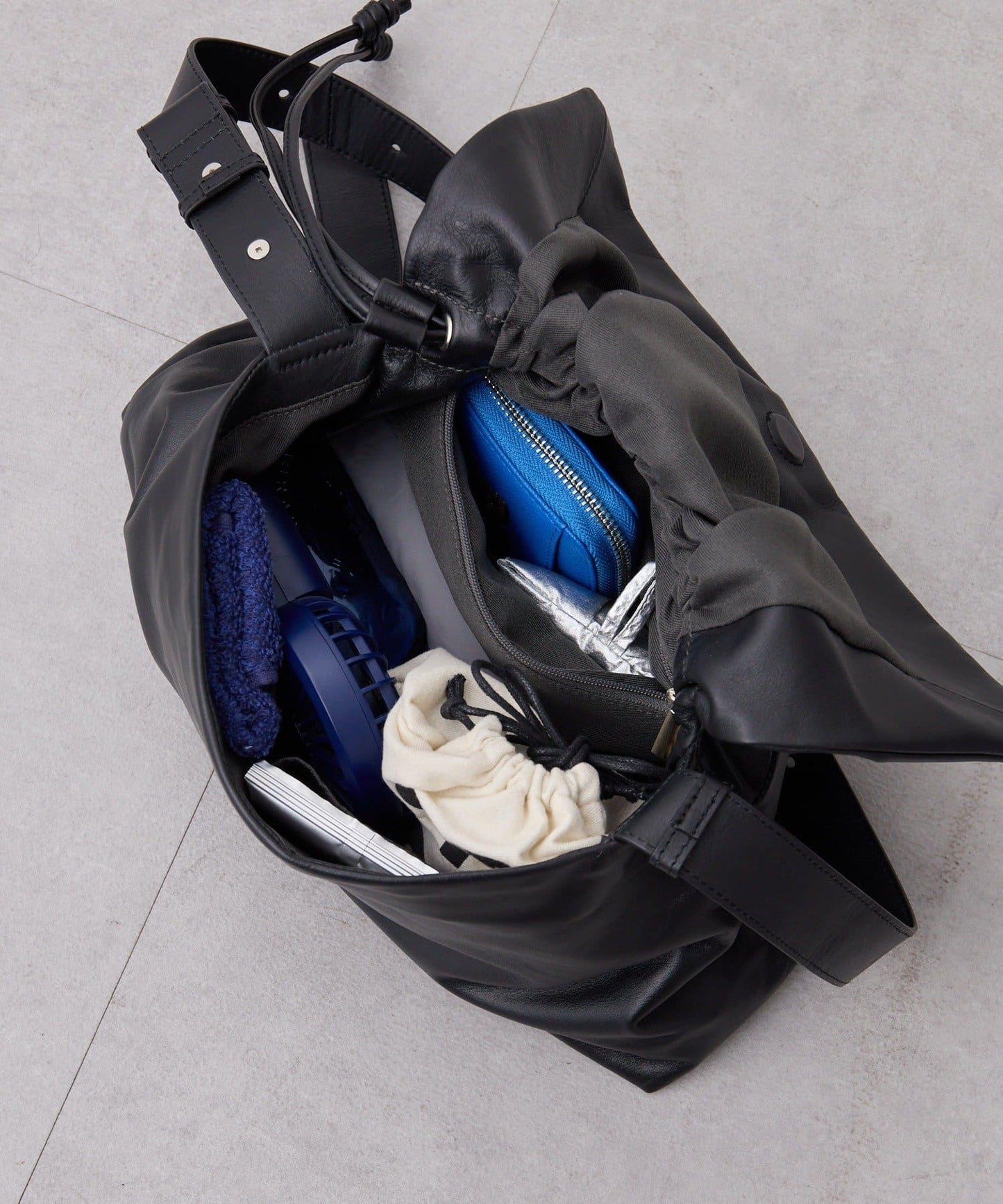 皮革翻蓋單肩包