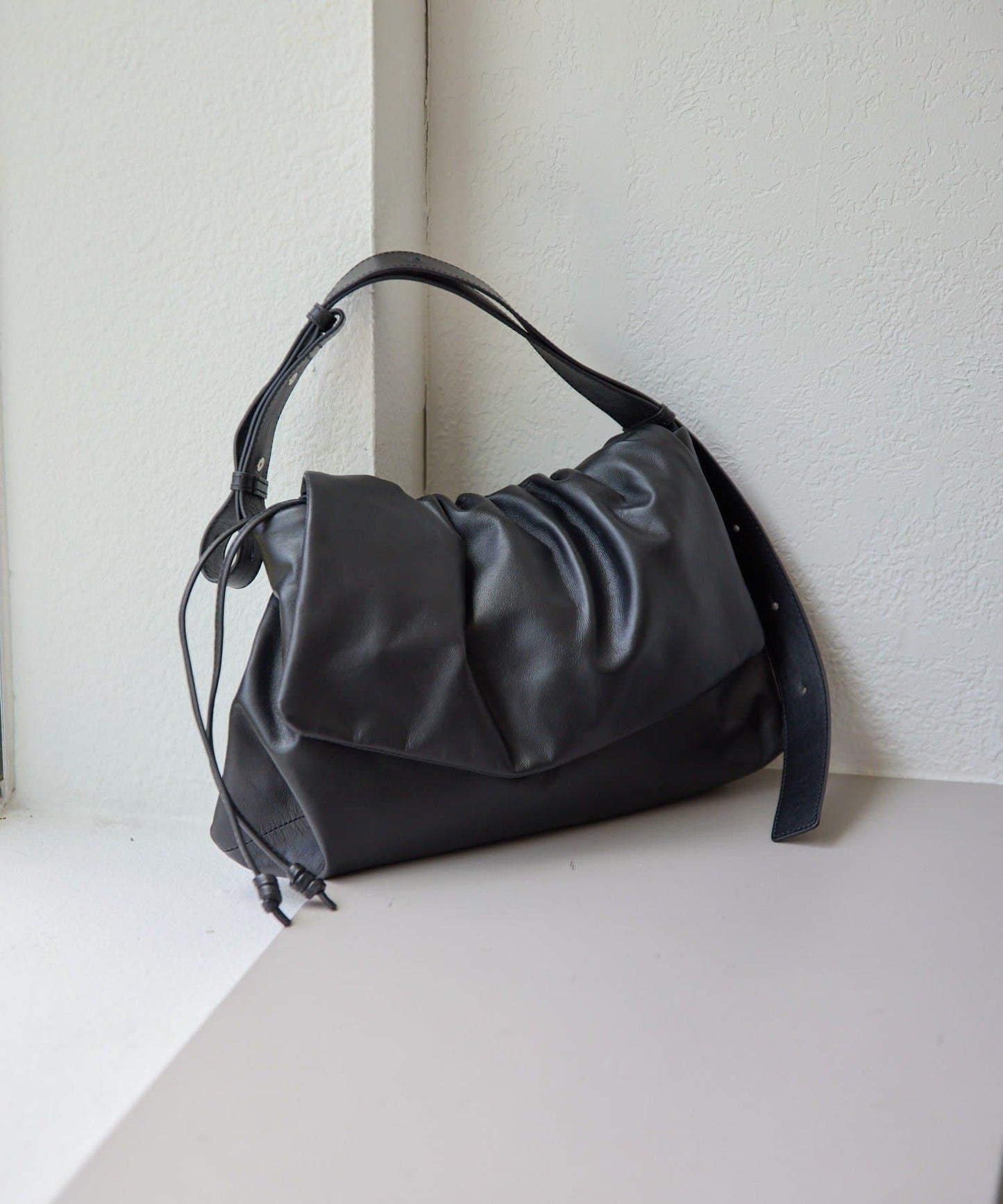 皮革翻蓋單肩包