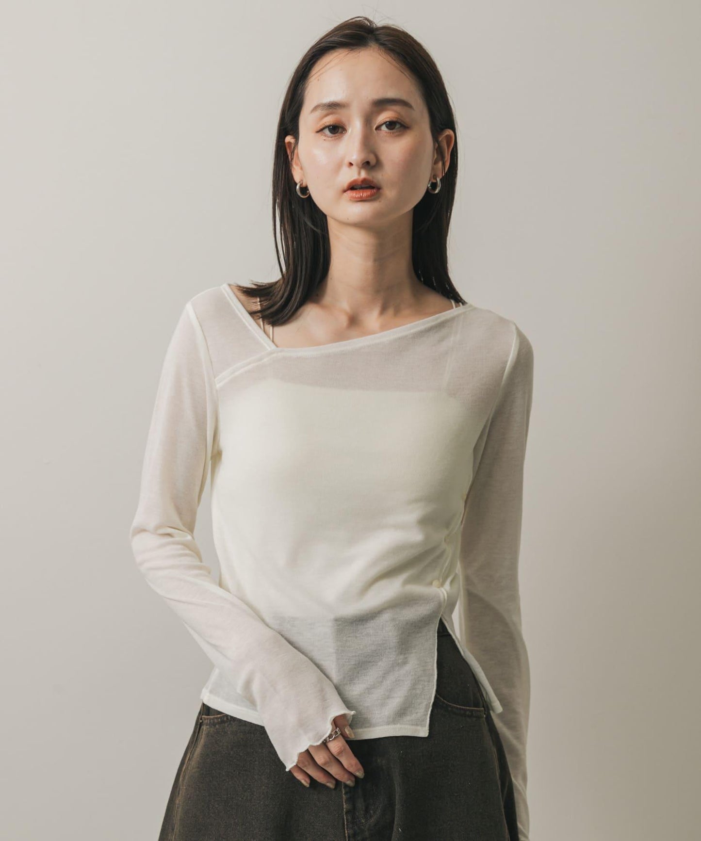 不對稱裝飾領口時尚上衣