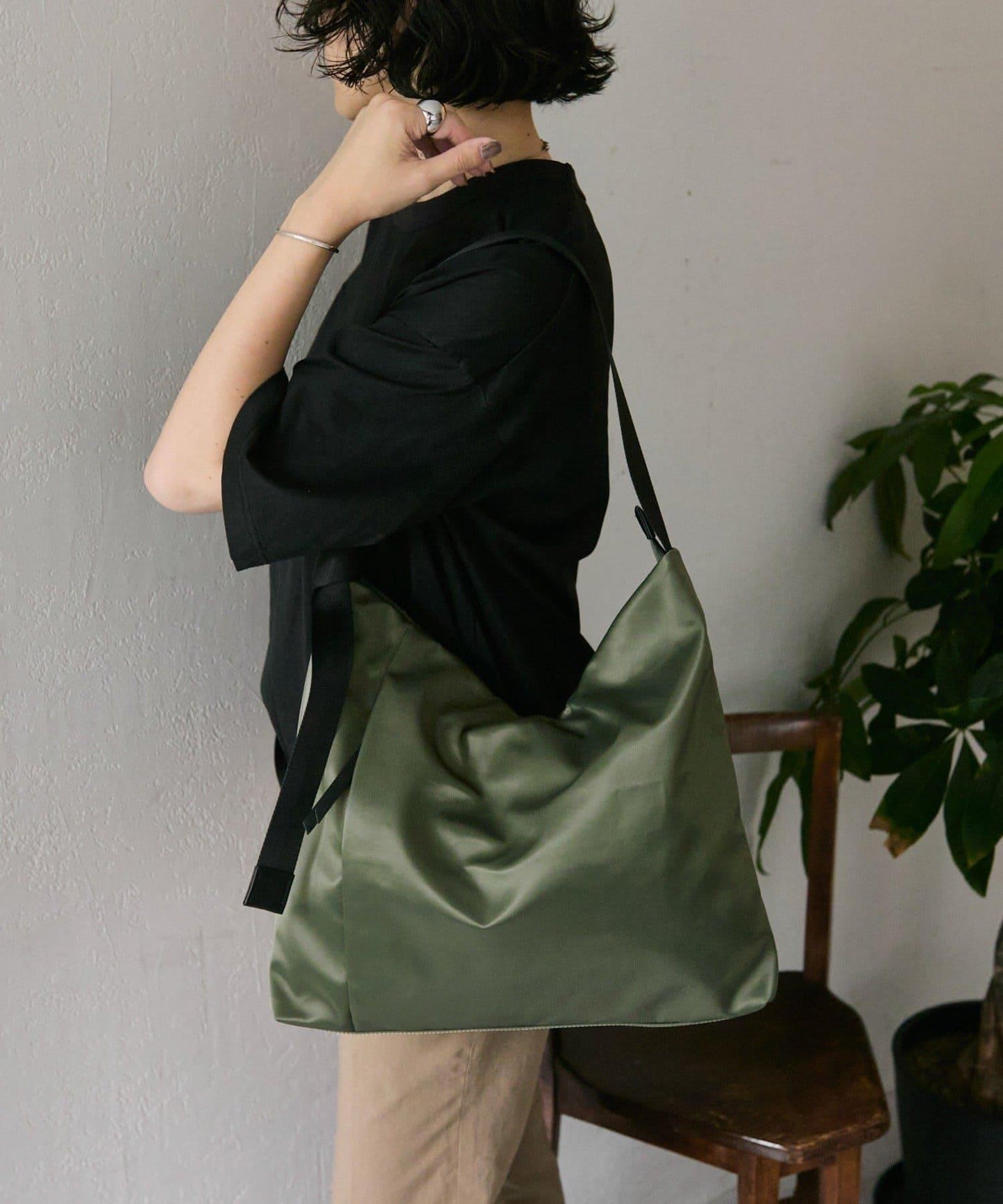 防潑水A4斜挎包