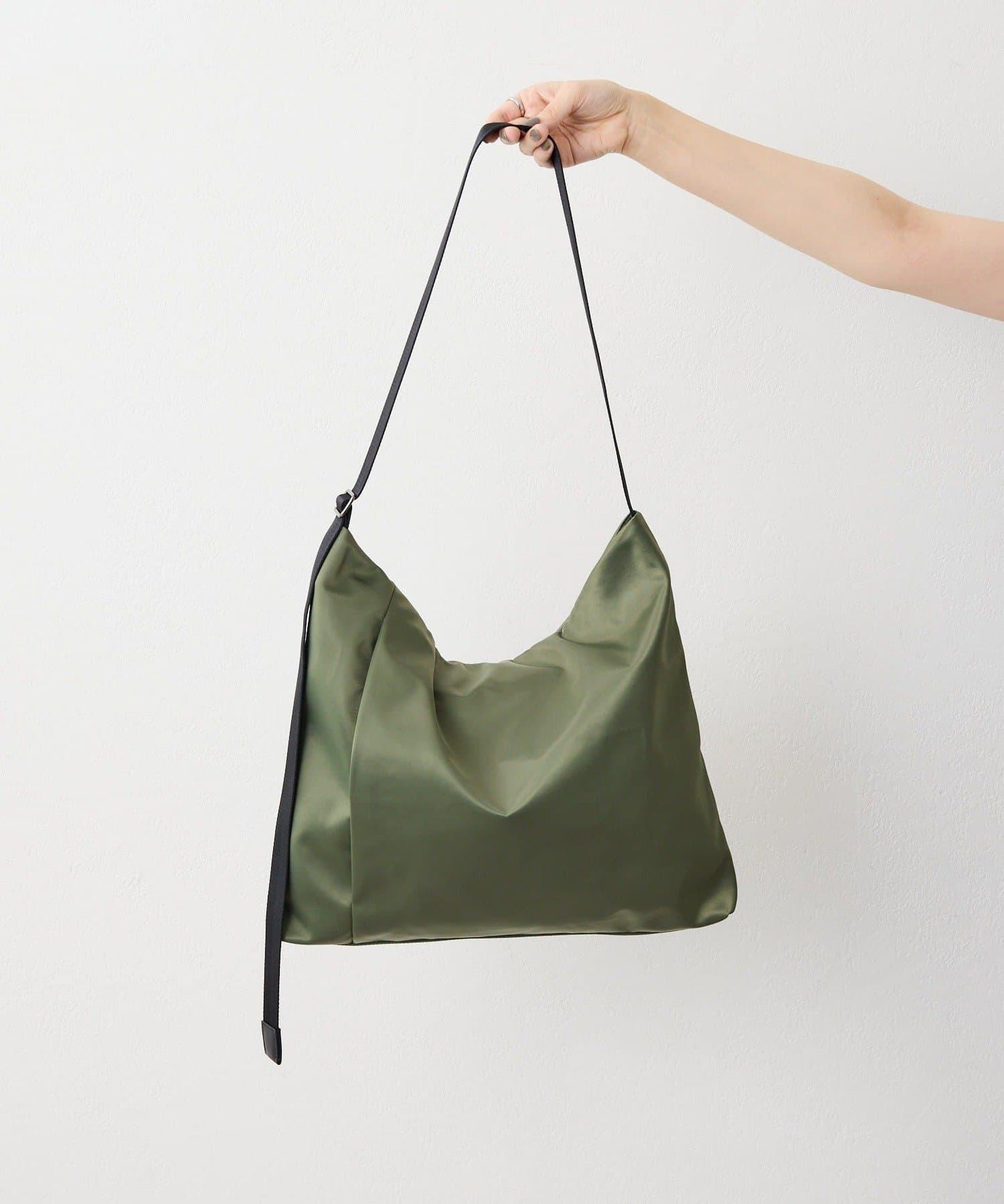 防潑水A4斜挎包