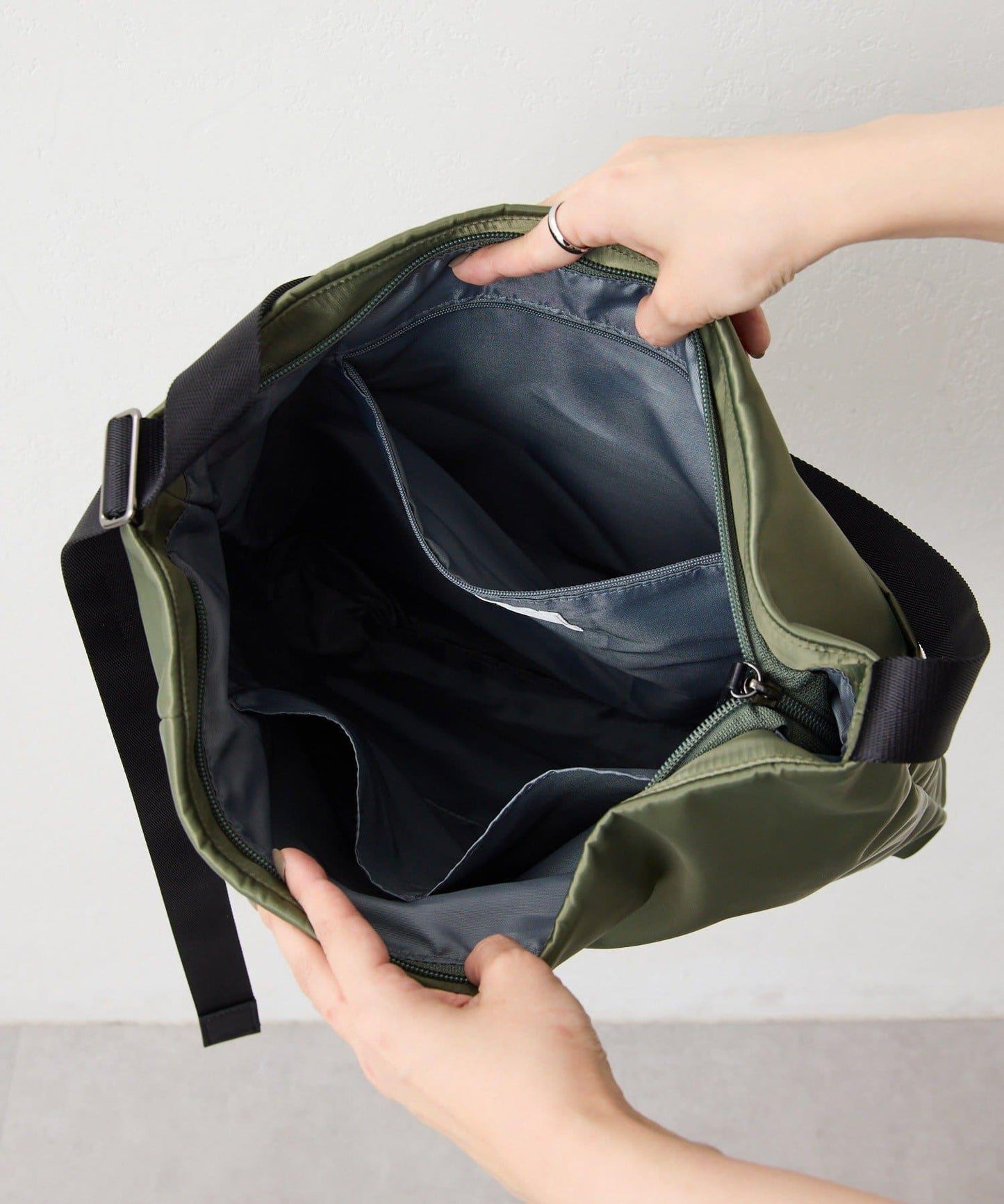 防潑水A4斜挎包