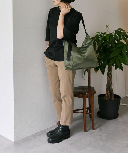 防潑水A4斜挎包