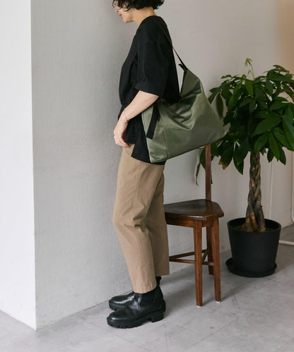 防潑水A4斜挎包