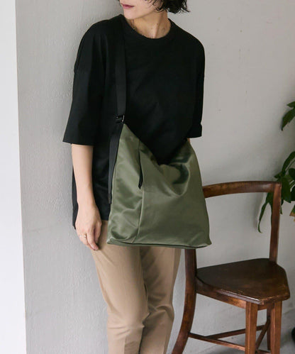 防潑水A4斜挎包