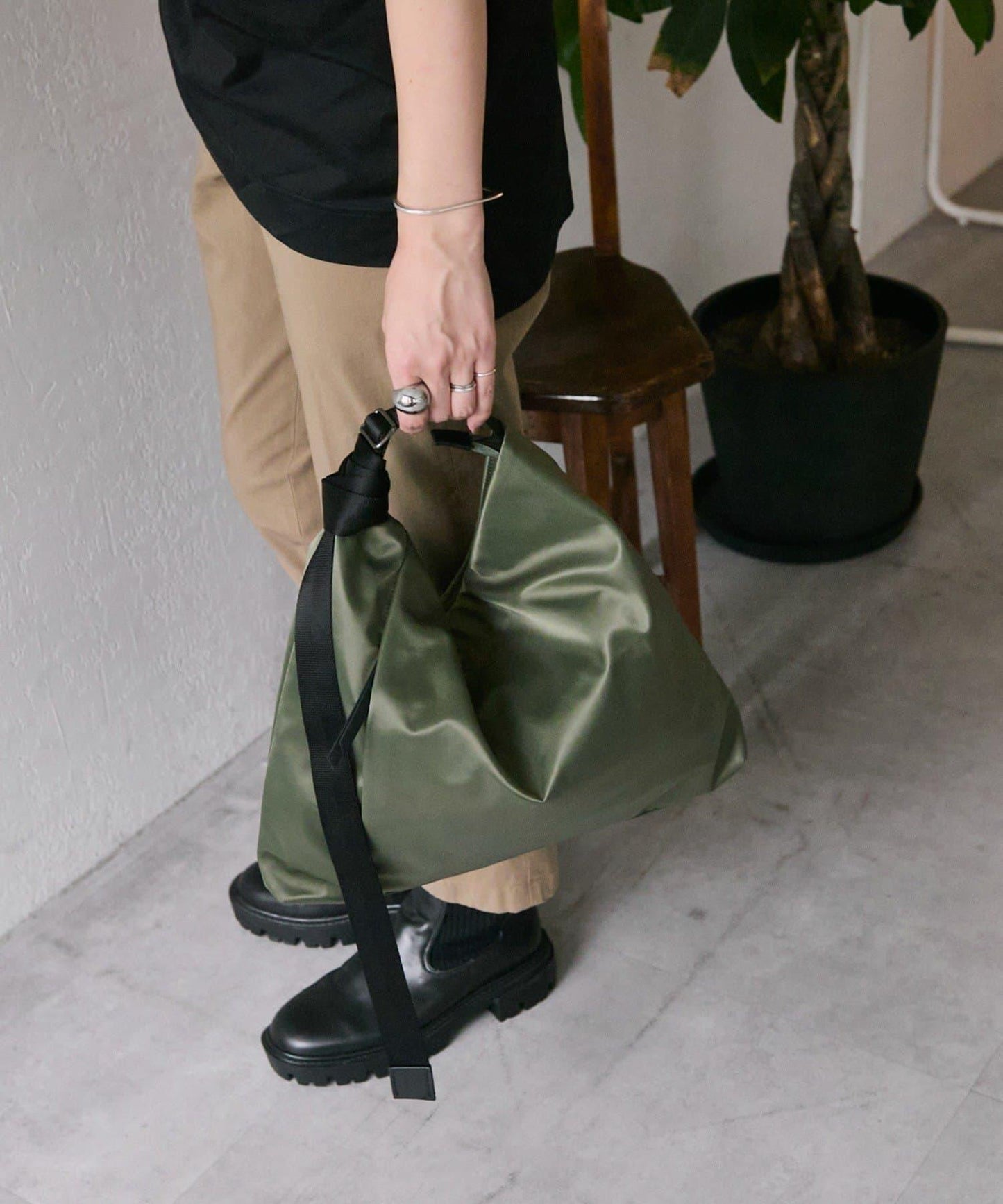 防潑水A4斜挎包