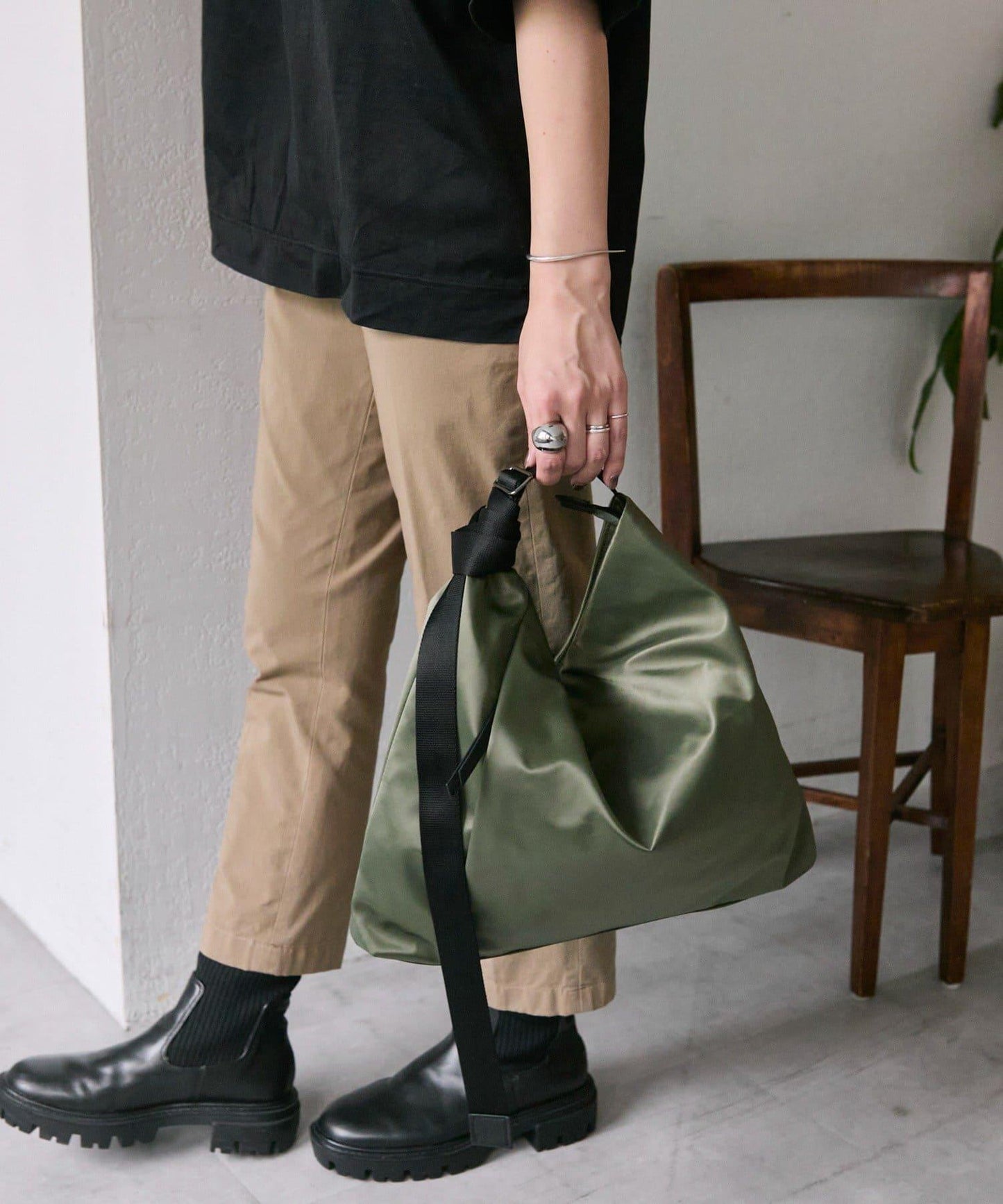 防潑水A4斜挎包