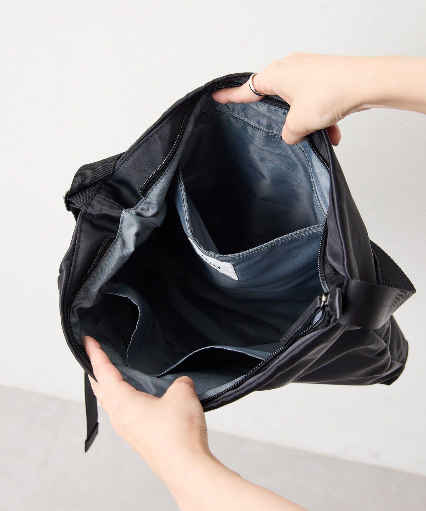 防潑水A4斜挎包