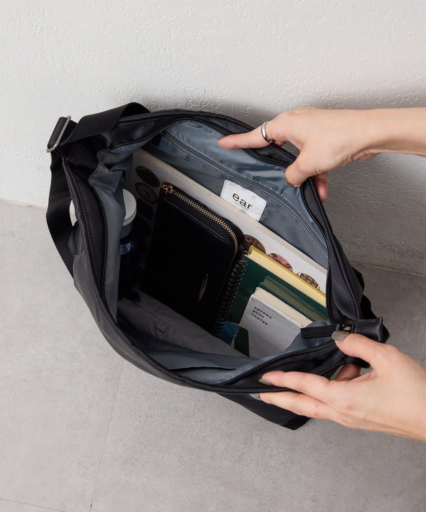 防潑水A4斜挎包