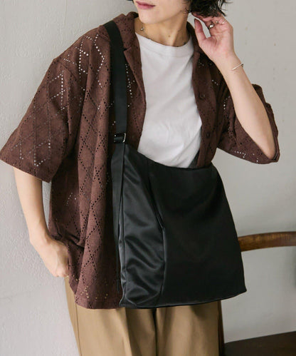 防潑水A4斜挎包