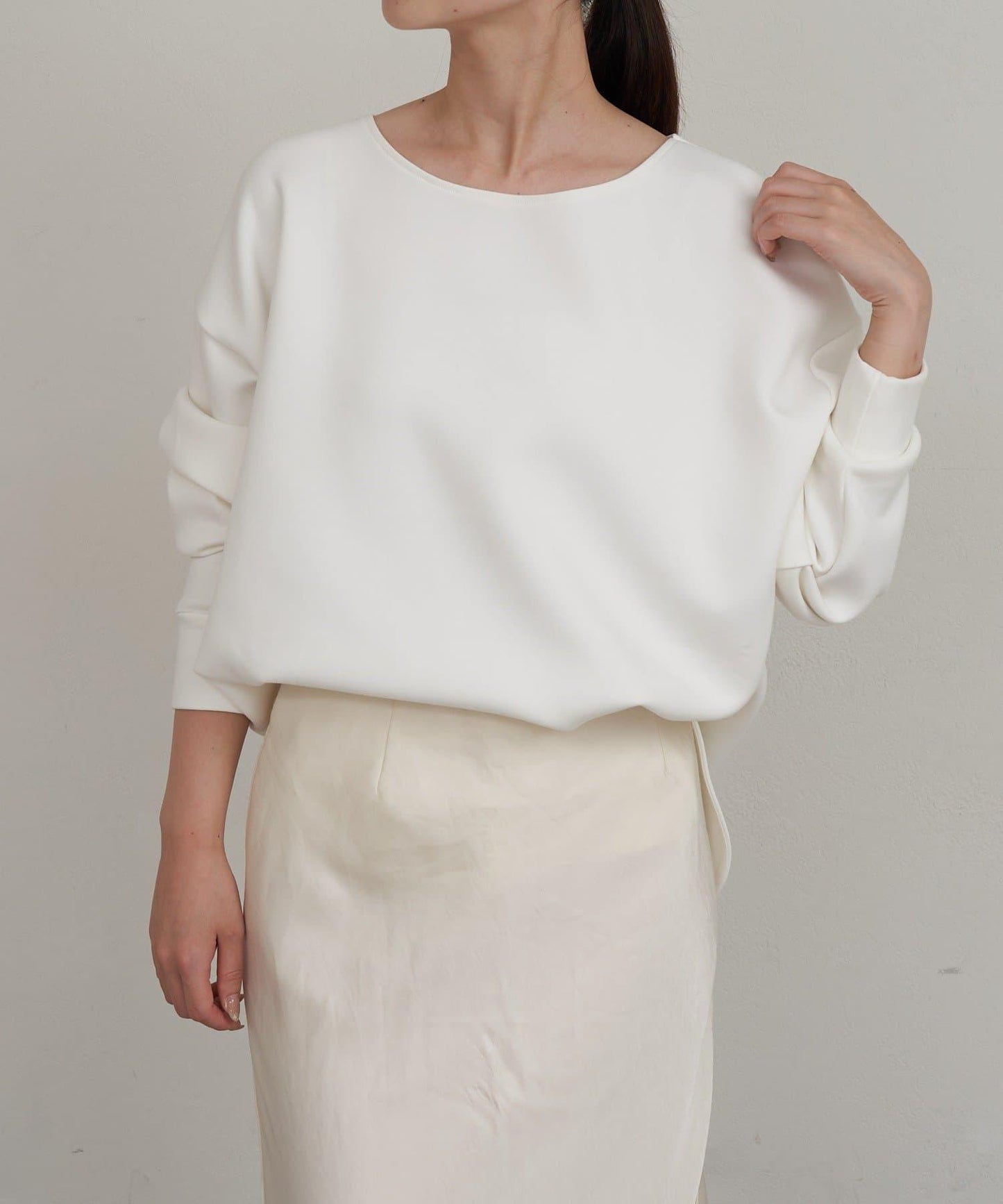 圓弧下襬套頭衫