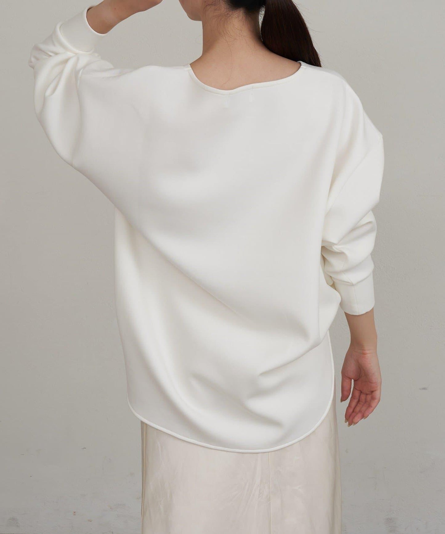 圓弧下襬套頭衫