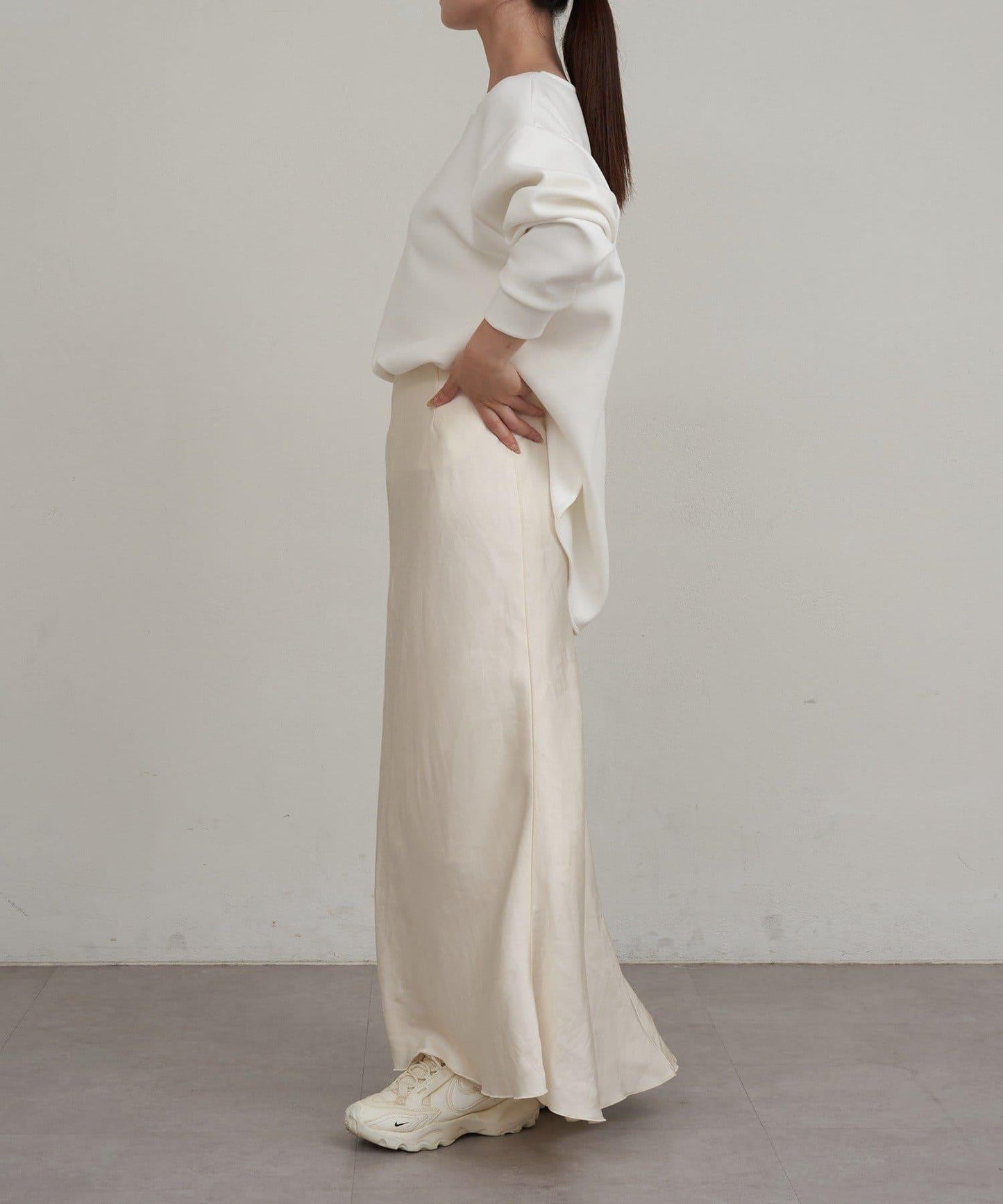 圓弧下襬套頭衫