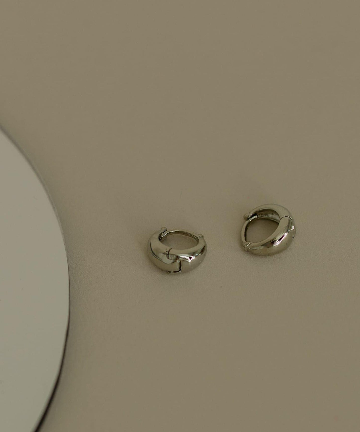 迷你水滴一觸式耳環