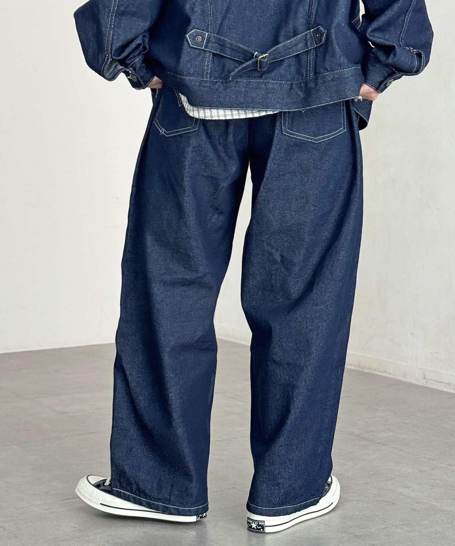 【可成套搭配】腰部鉤扣後褶牛仔褲