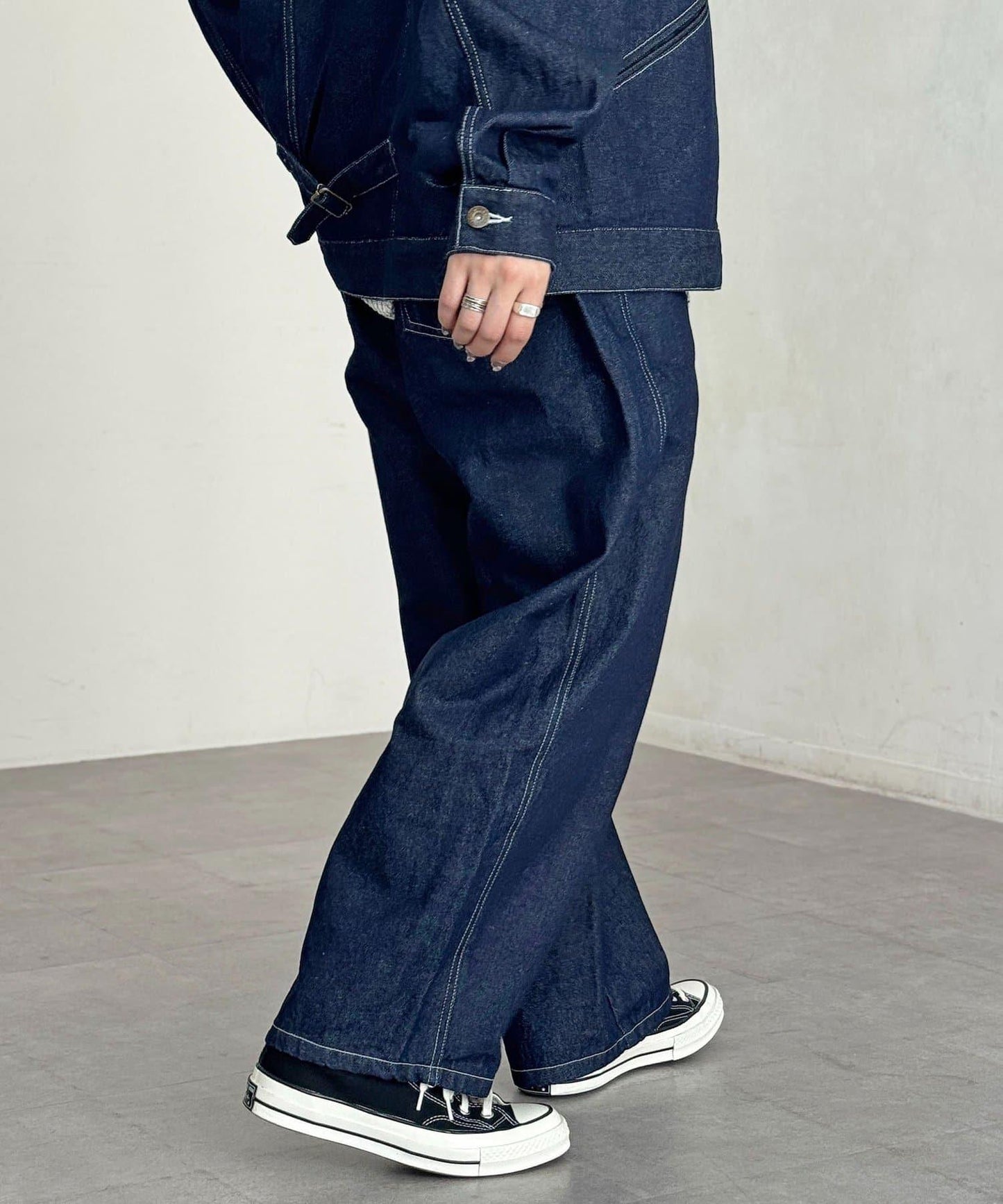 【可成套搭配】腰部鉤扣後褶牛仔褲