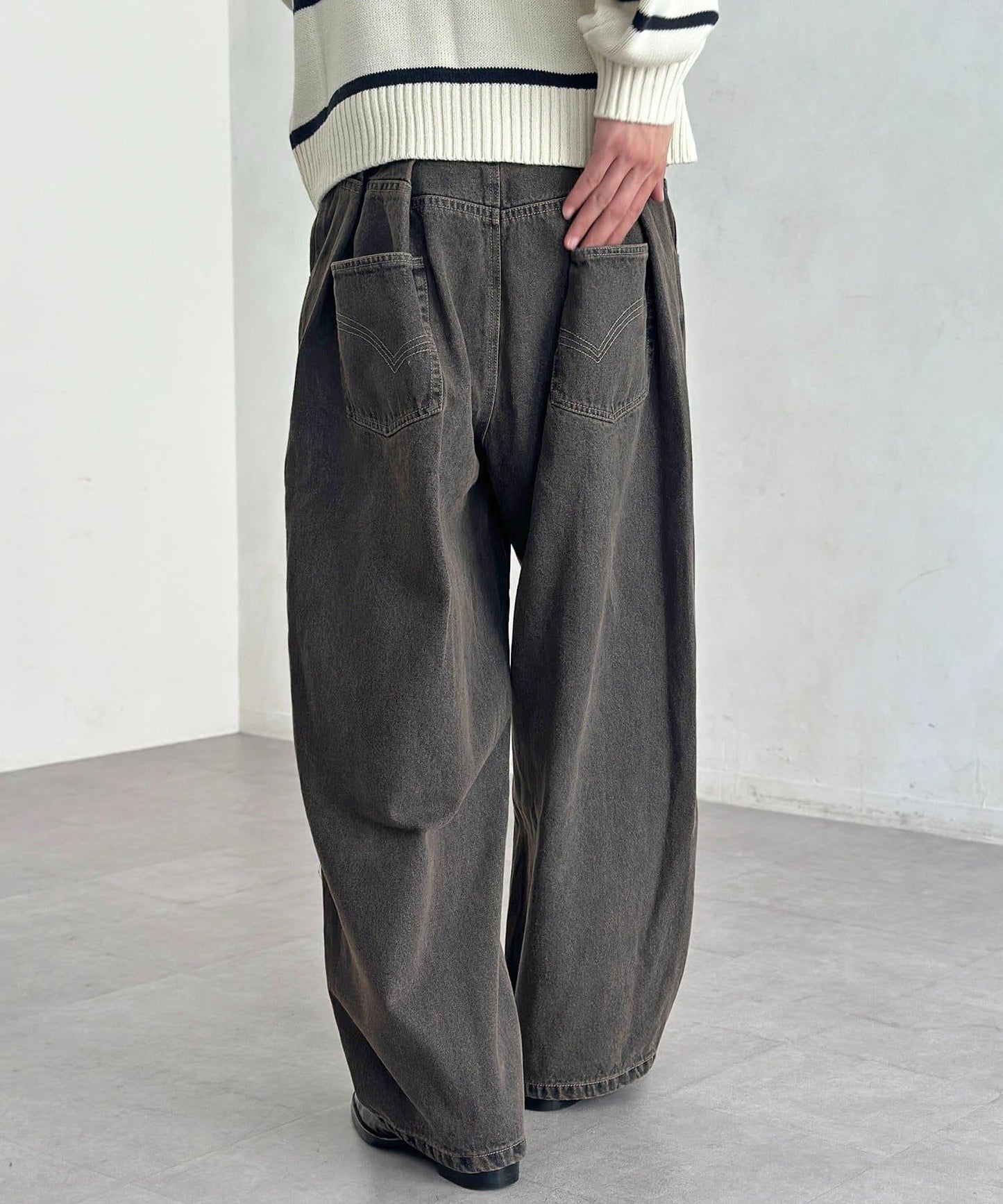 【可成套搭配】腰部鉤扣後褶牛仔褲