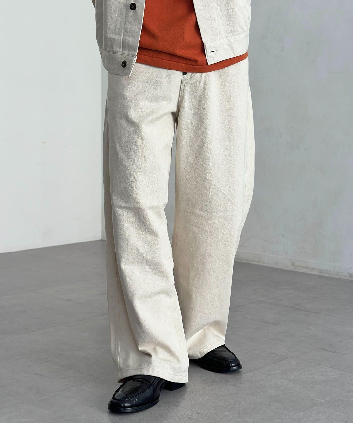 【可成套搭配】腰部鉤扣後褶牛仔褲