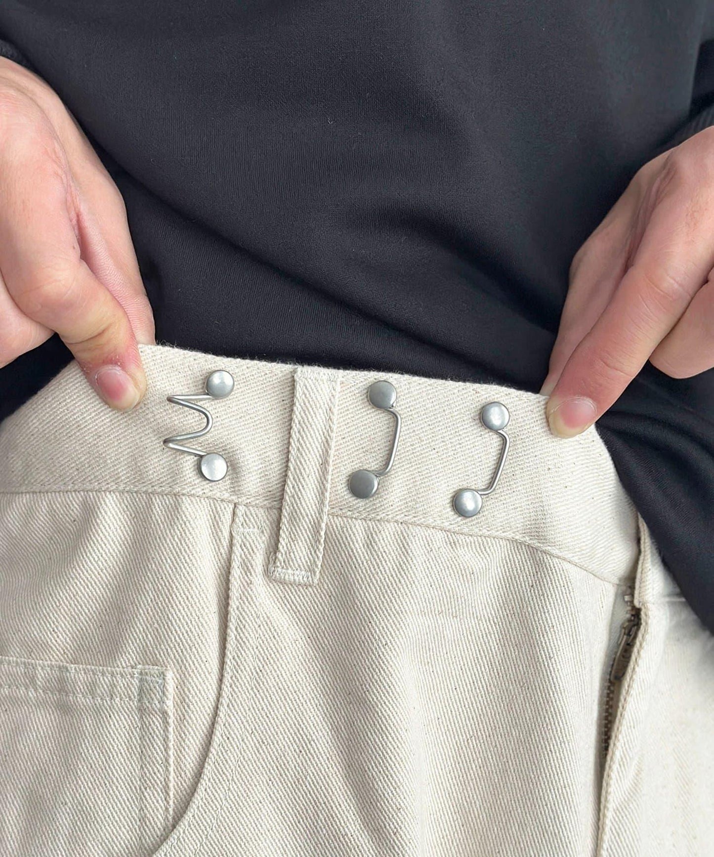 【可成套搭配】腰部鉤扣後褶牛仔褲