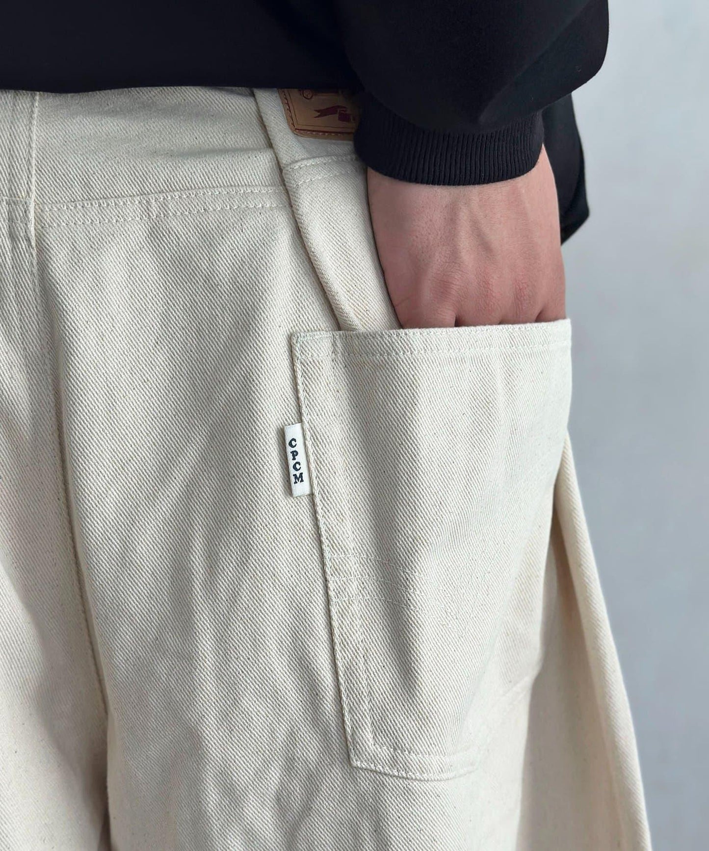 【可成套搭配】腰部鉤扣後褶牛仔褲