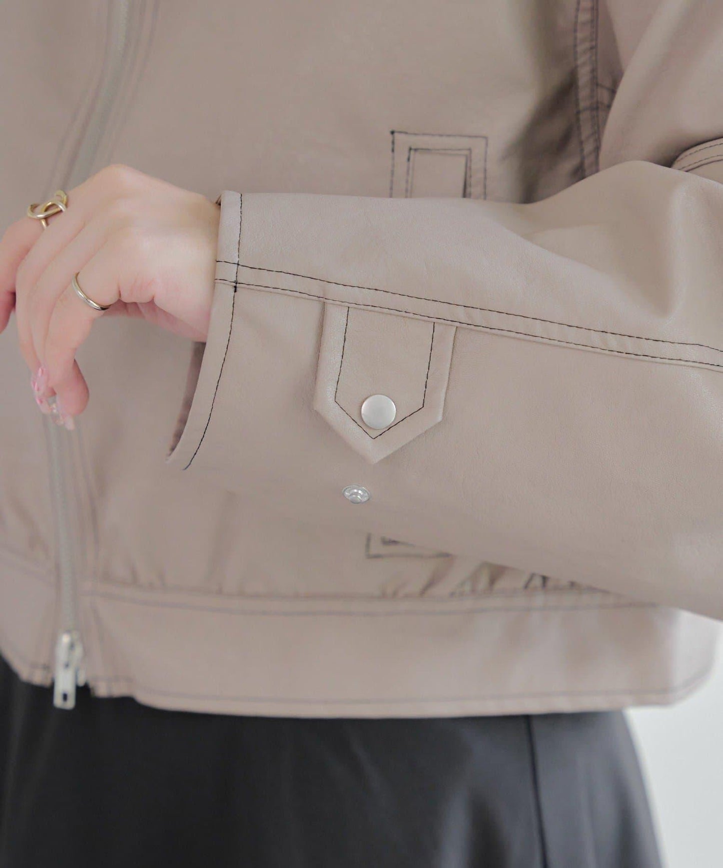 拼色仿皮縫線短夾克