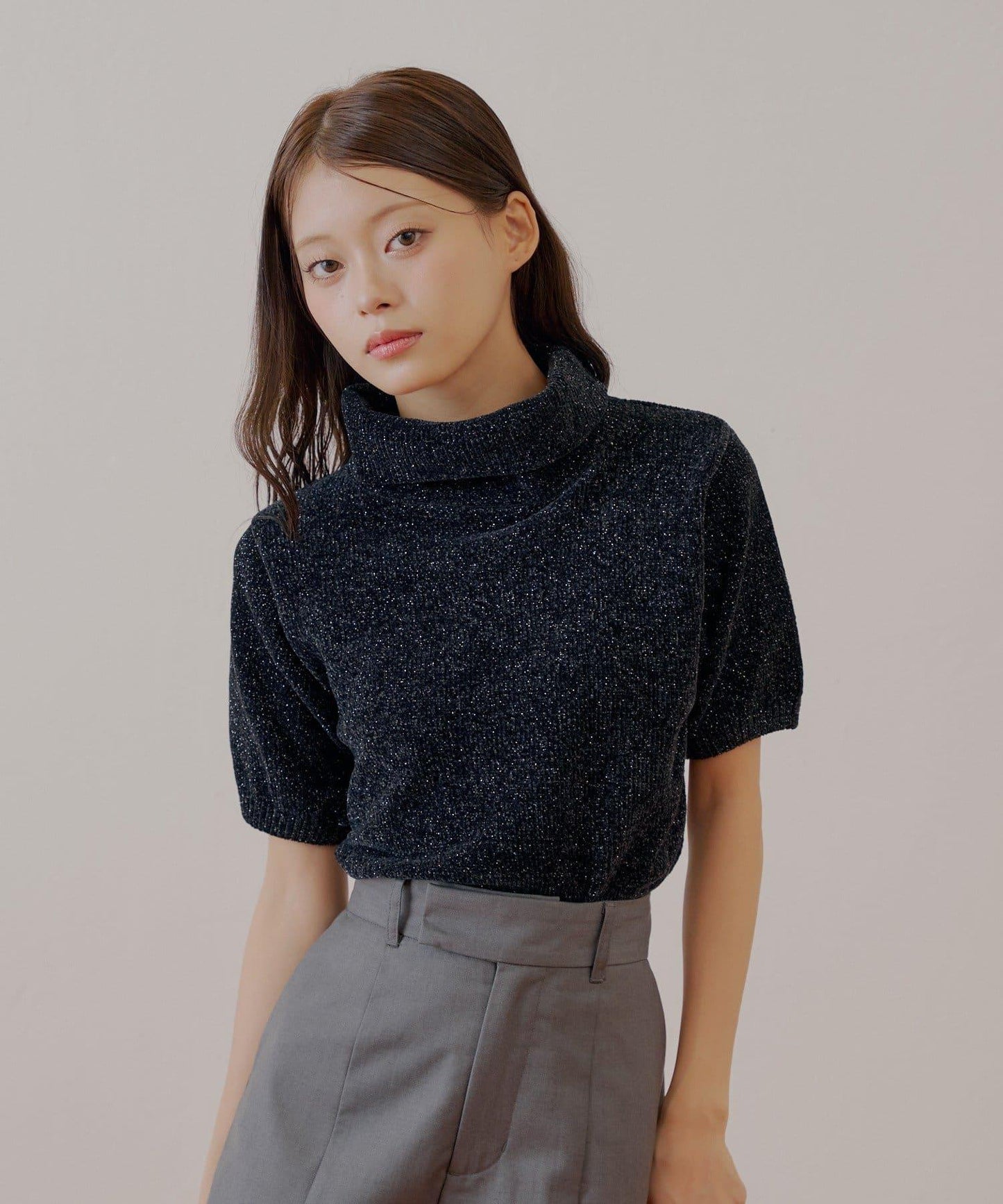 【Chico】亮絲天鵝絨高領短袖針織衫