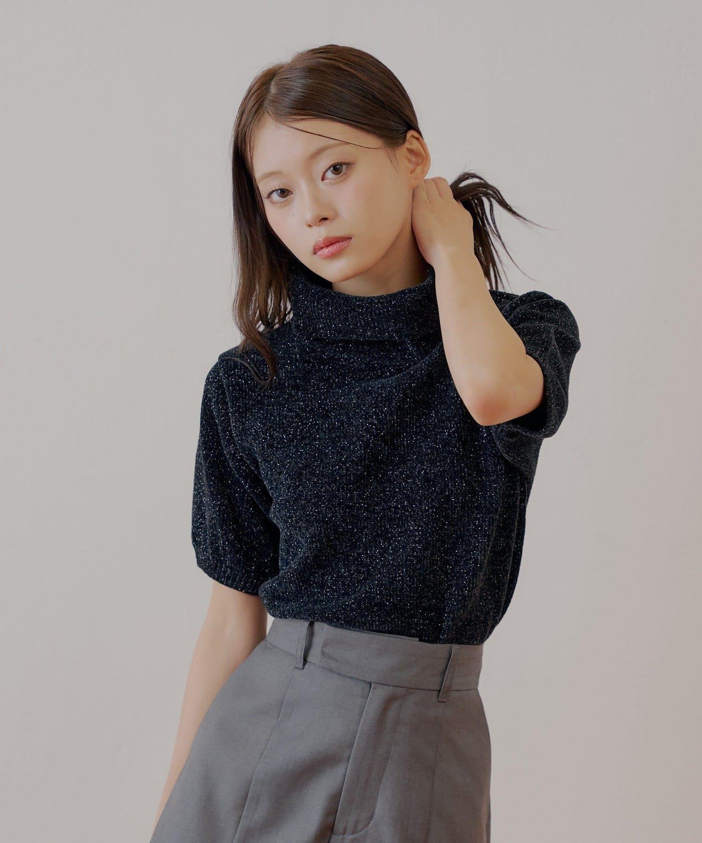 【Chico】亮絲天鵝絨高領短袖針織衫