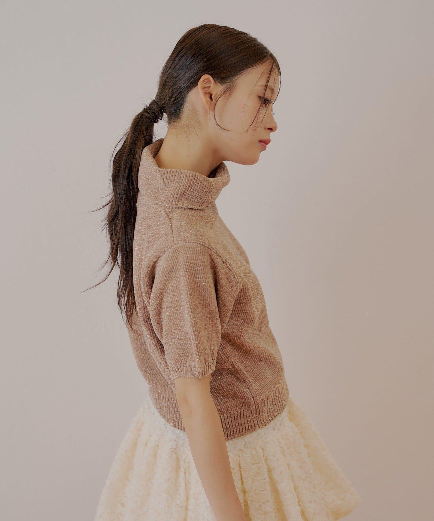 【Chico】亮絲天鵝絨高領短袖針織衫