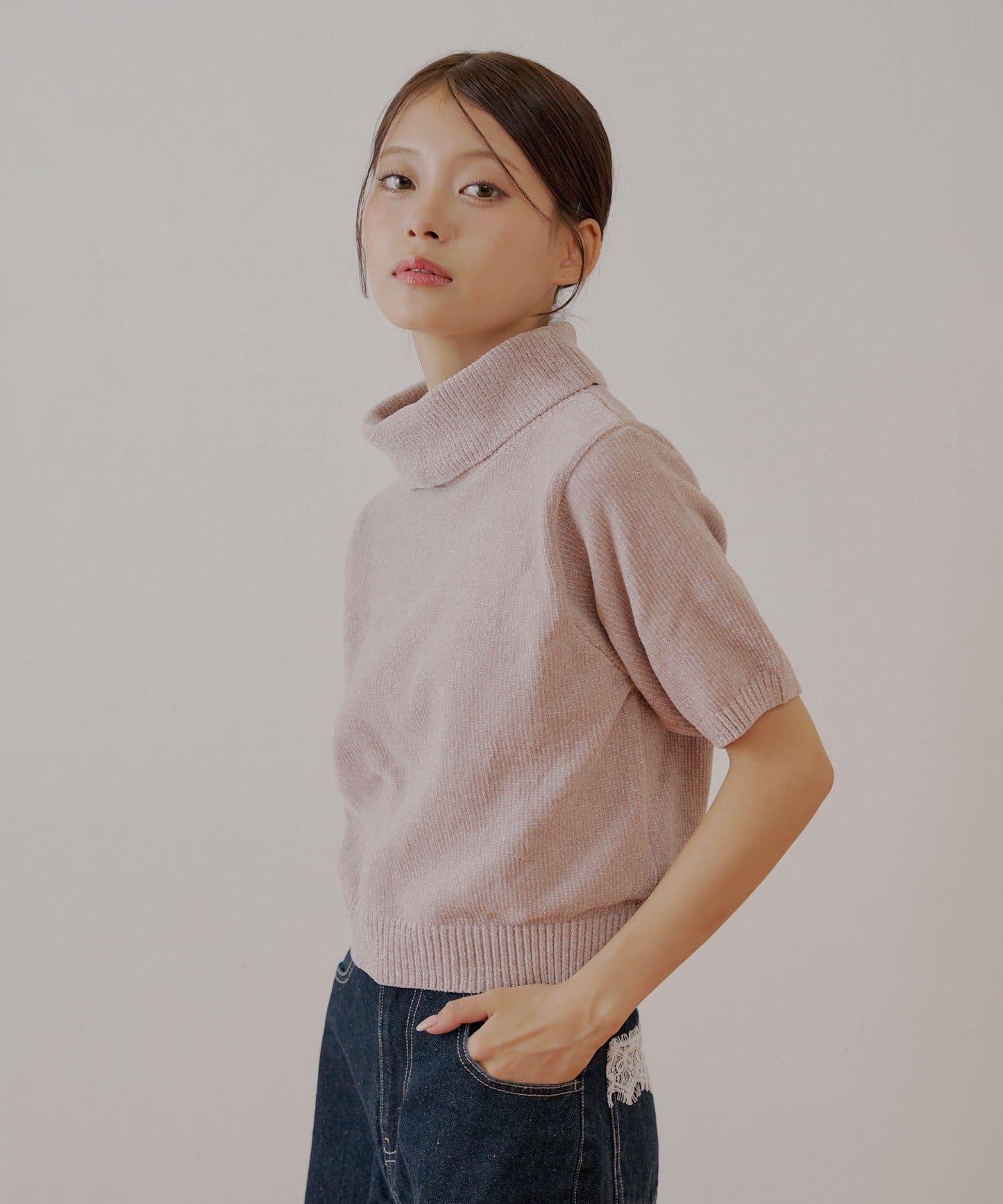 【Chico】亮絲天鵝絨高領短袖針織衫