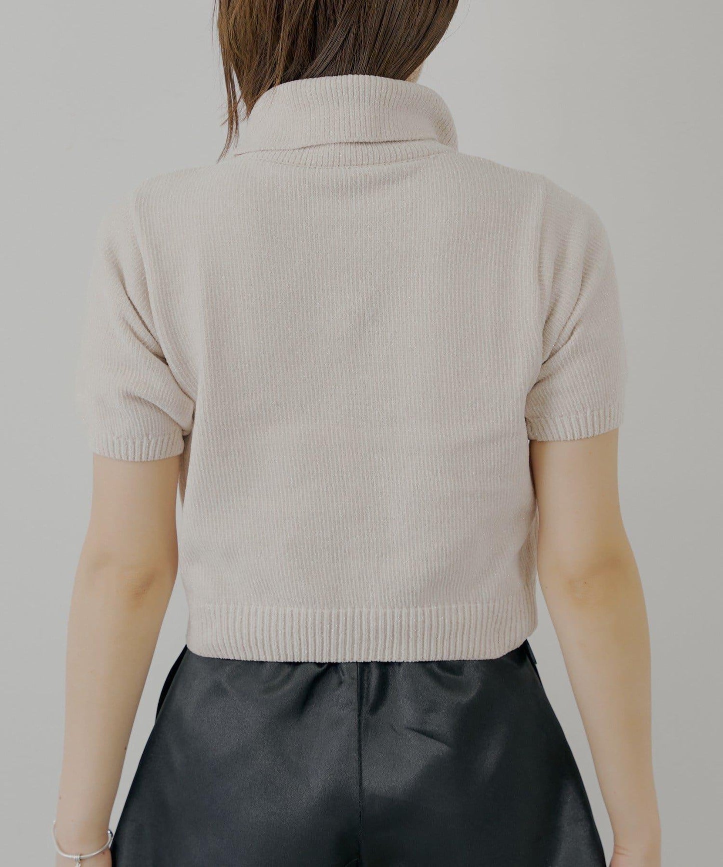 【Chico】亮絲天鵝絨高領短袖針織衫